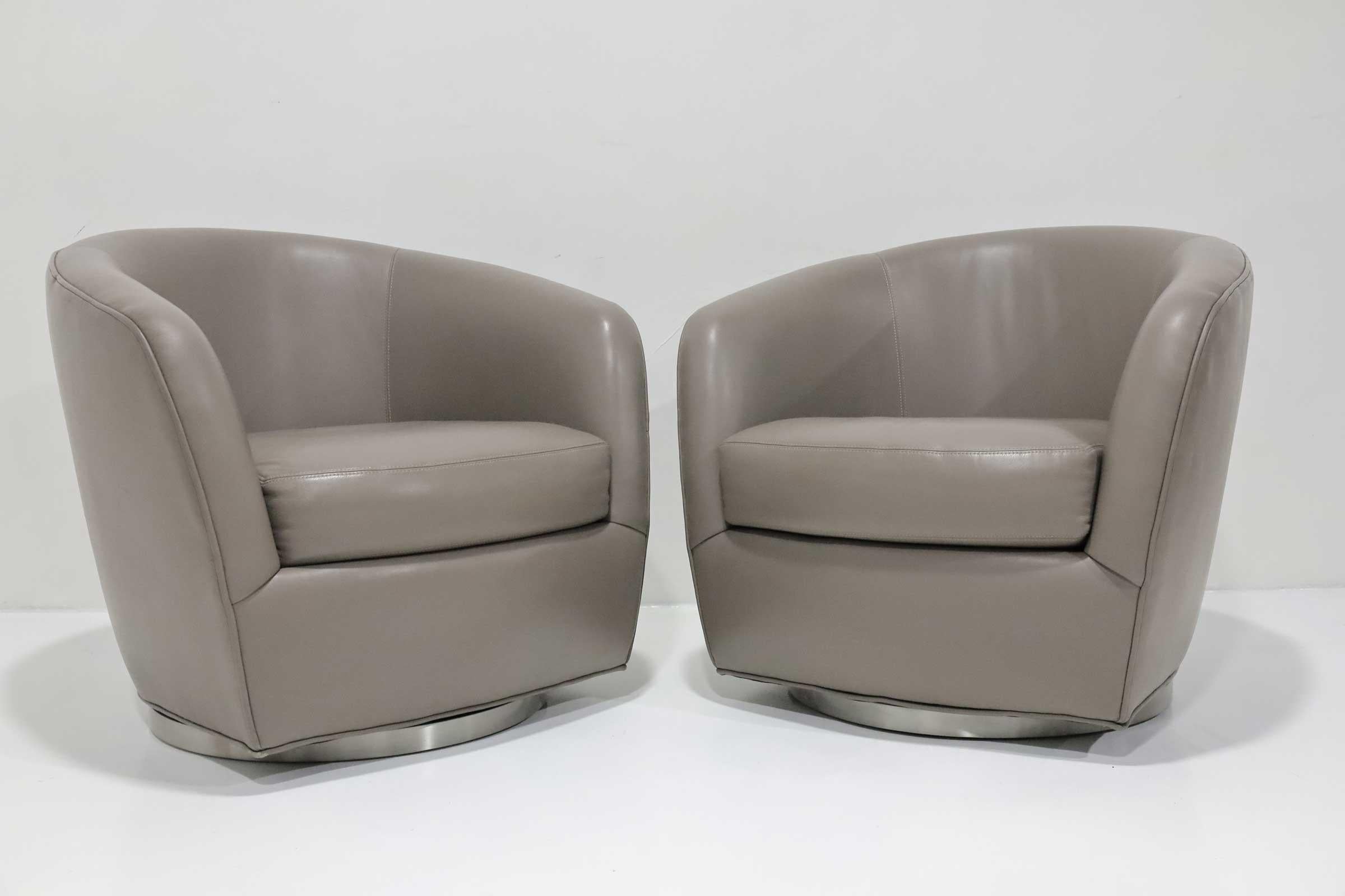Una bella coppia di sedie girevoli in pelle di Thayer Coggin. Queste scarpe sono di dimensioni generose e offrono un ampio comfort e linee fantastiche. Base cromata, pelle di qualità,  cuciture francesi. La pelle presenta alcuni segni di usura e