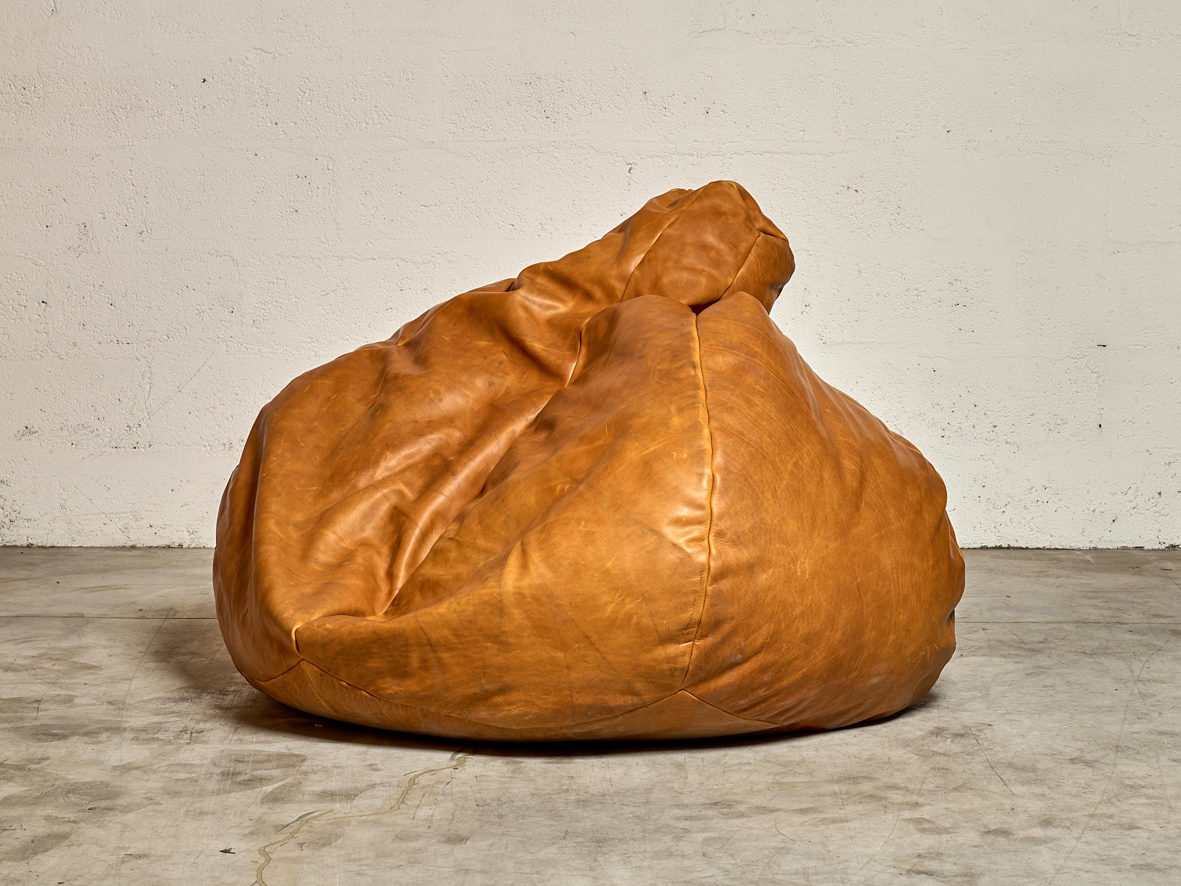 Mid-Century Modern Pair of Raphael Raffel poufs for Honore Paris, 1970's, France en vente