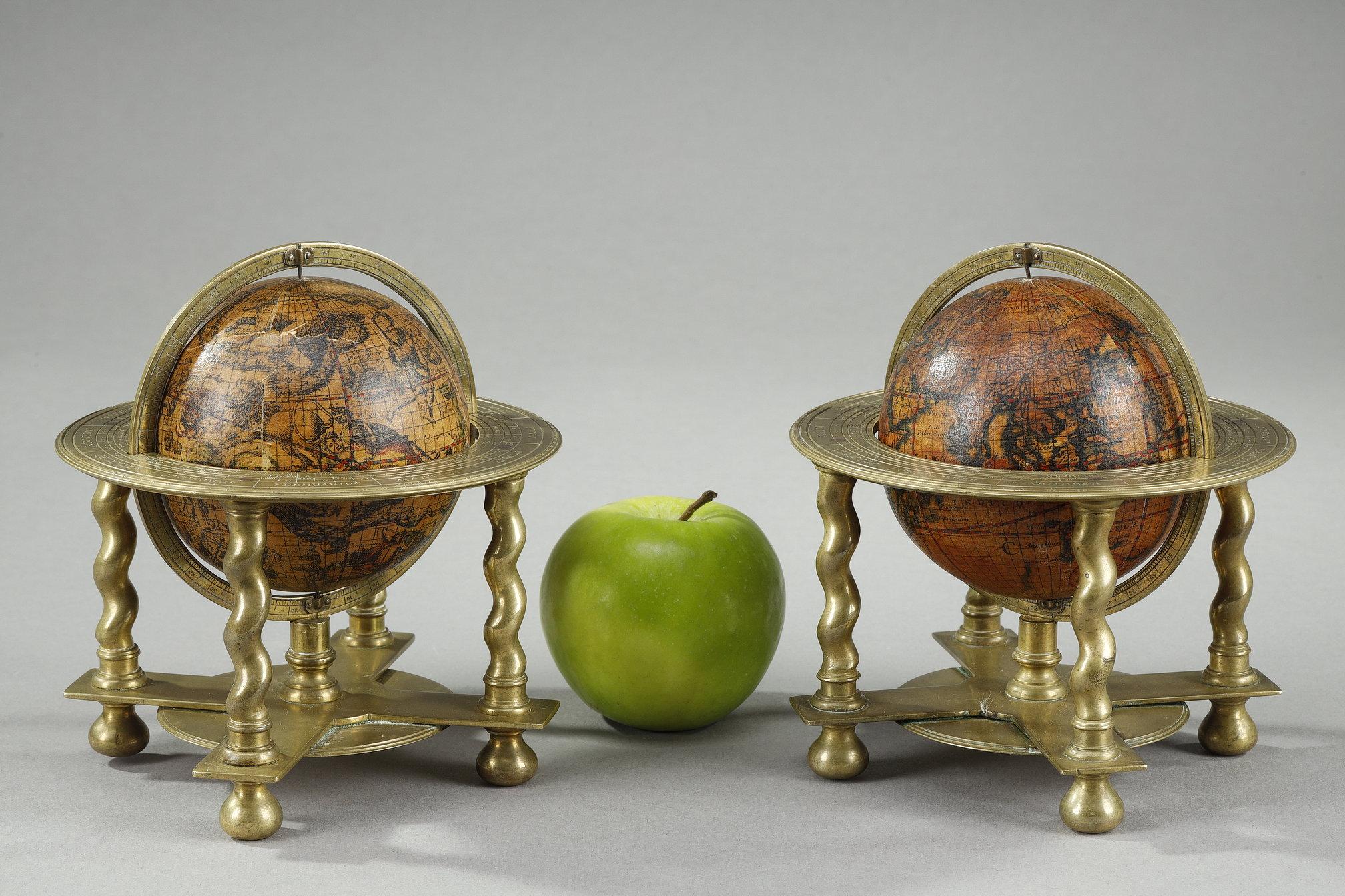 Paire de globes de table célestes et terrestres, globe en bois recouvert de fuseaux en papier gravé et rehaussé. Montures en bronze à deux anneaux présentant une table d'horizon gravée d'une échelle zodiacale et d'une échelle calendaire, et une base
