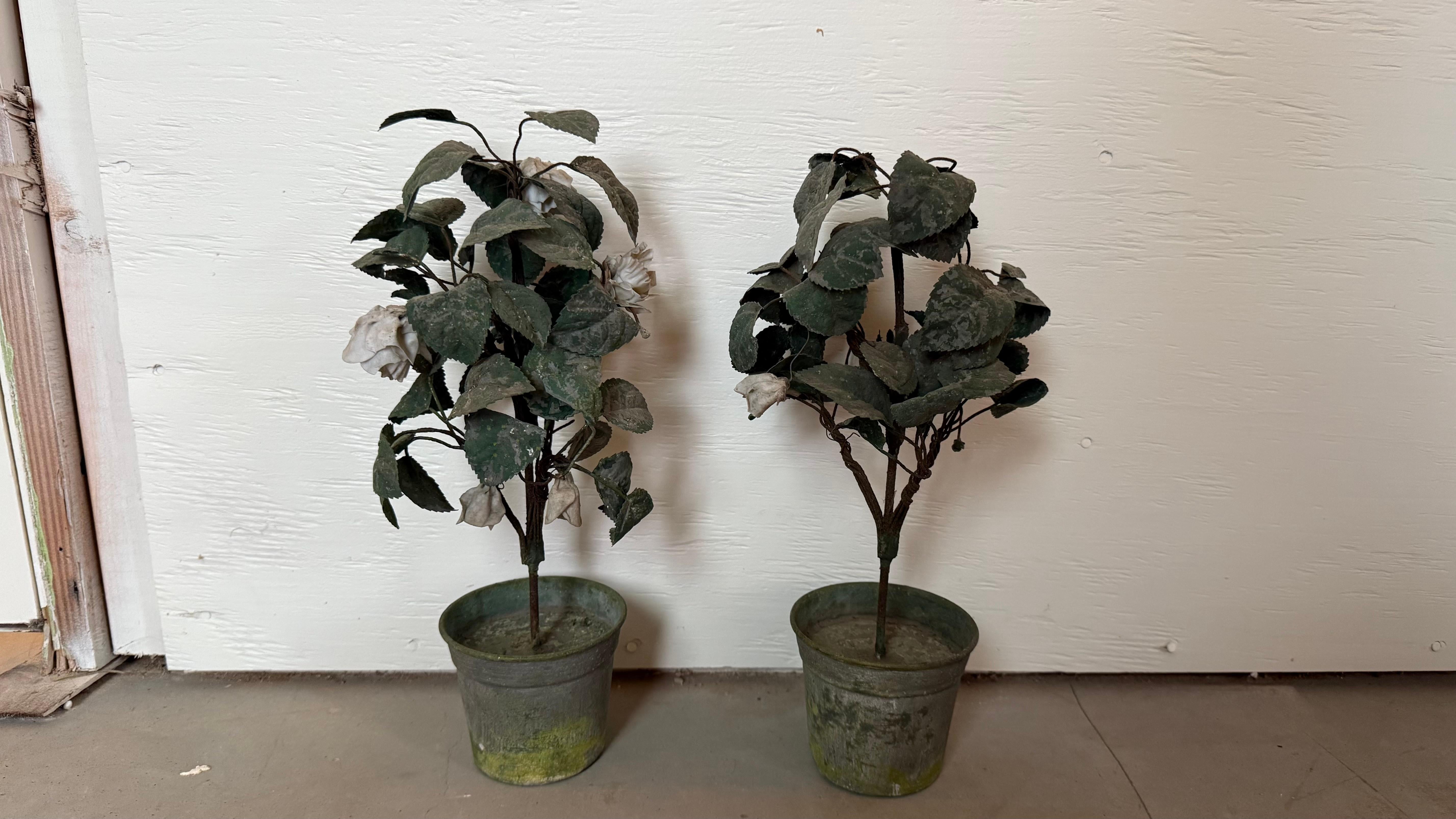 Estos raros objetos de arte presentan un intrincado follaje de tojo cortado y pintado a mano, graciosamente modelado en formas topiarias clásicas. Adornan cada pieza delicadas flores de porcelana, cada una de ellas elaborada y aplicada a mano