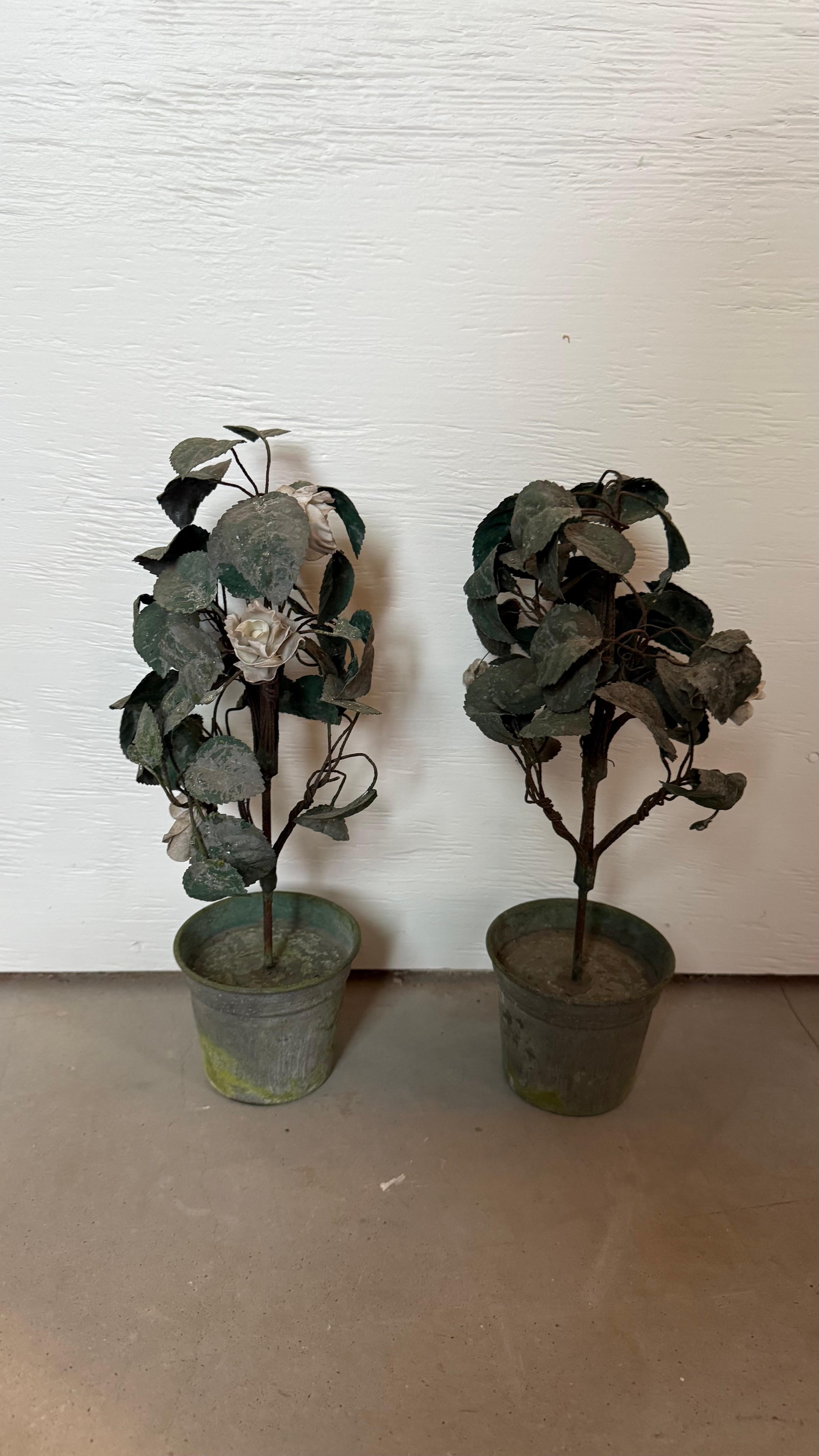 Pareja de raras piezas del s. XVIII Topiarios de porcelana francesa en Bueno estado para la venta en Atlanta, GA