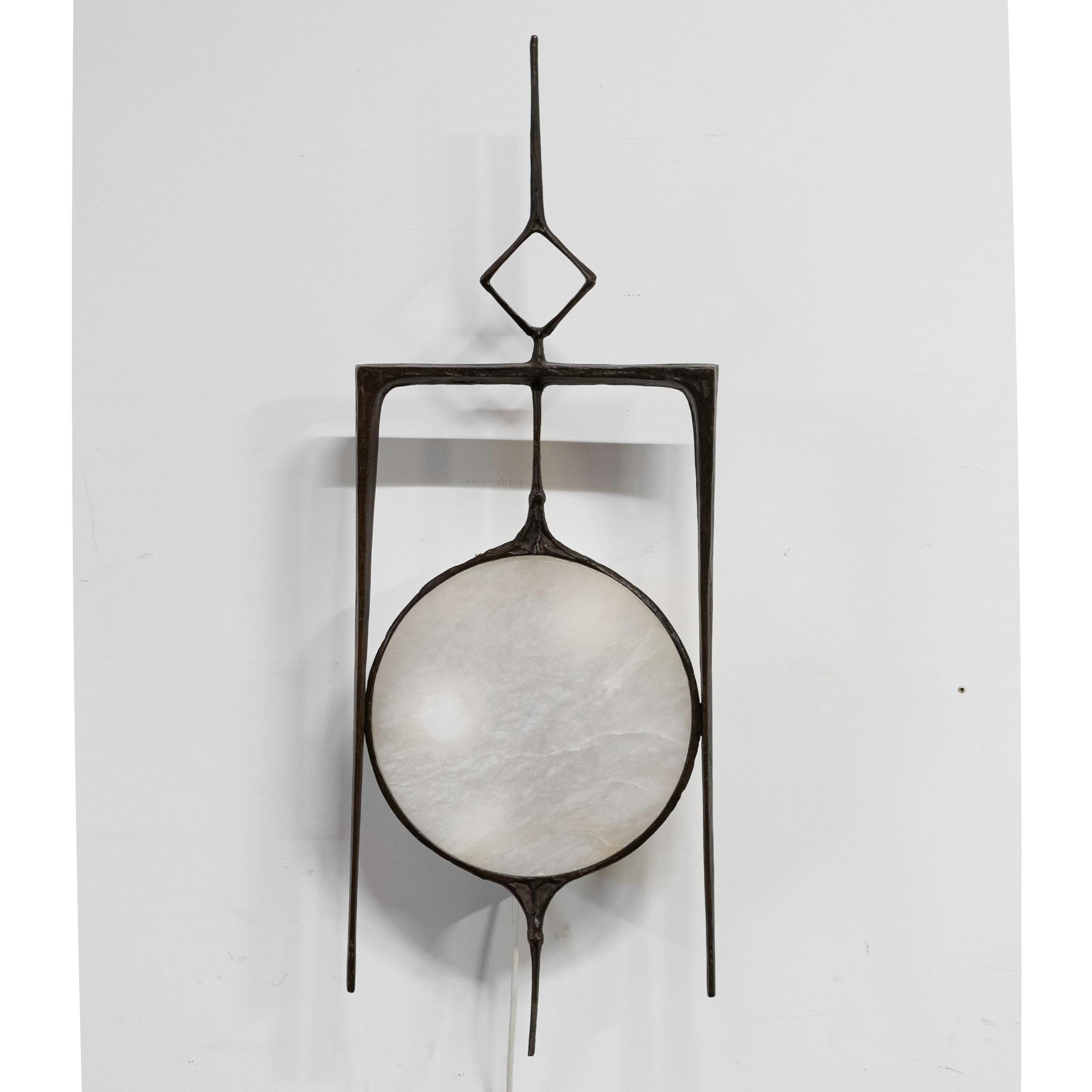 Piezas de arte lumínico escultórico, estas raras bolas de luz fueron diseñadas por Felix Agostini en 1969 y son producidas por Maison Charles, una de las empresas de iluminación más antiguas de Francia. 

El aplique OISEAU PIÉGÉ 