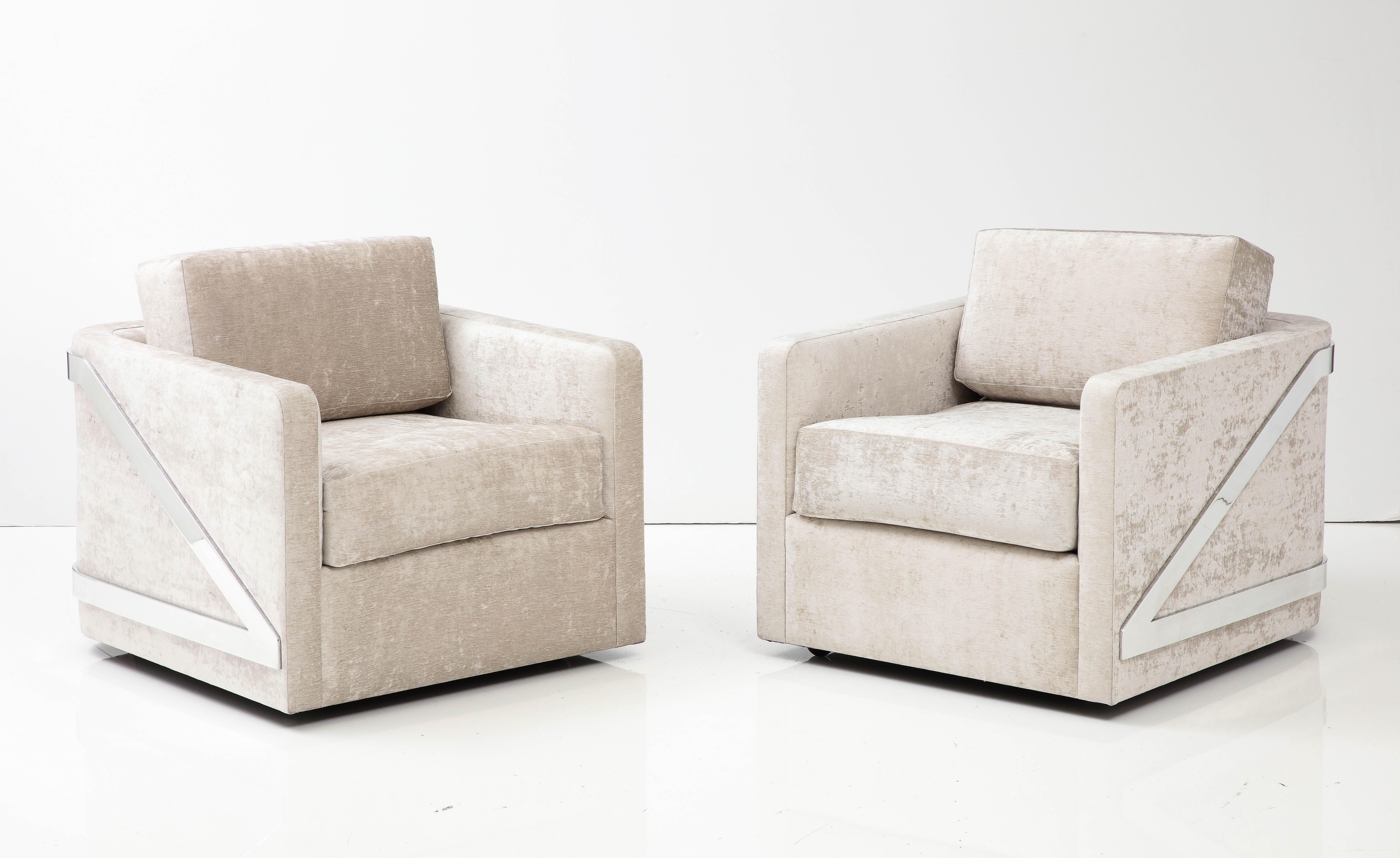 Ein Paar seltene, elegante und raffinierte Mid-Century-Clubstühle, entworfen von 
Erwin-Lambeth.
Die Stühle wurden wunderschön mit einem luxuriösen Stoff neu gepolstert und 
werden durch die neu polierten Chromrahmen akzentuiert.
Die Stühle sind 
