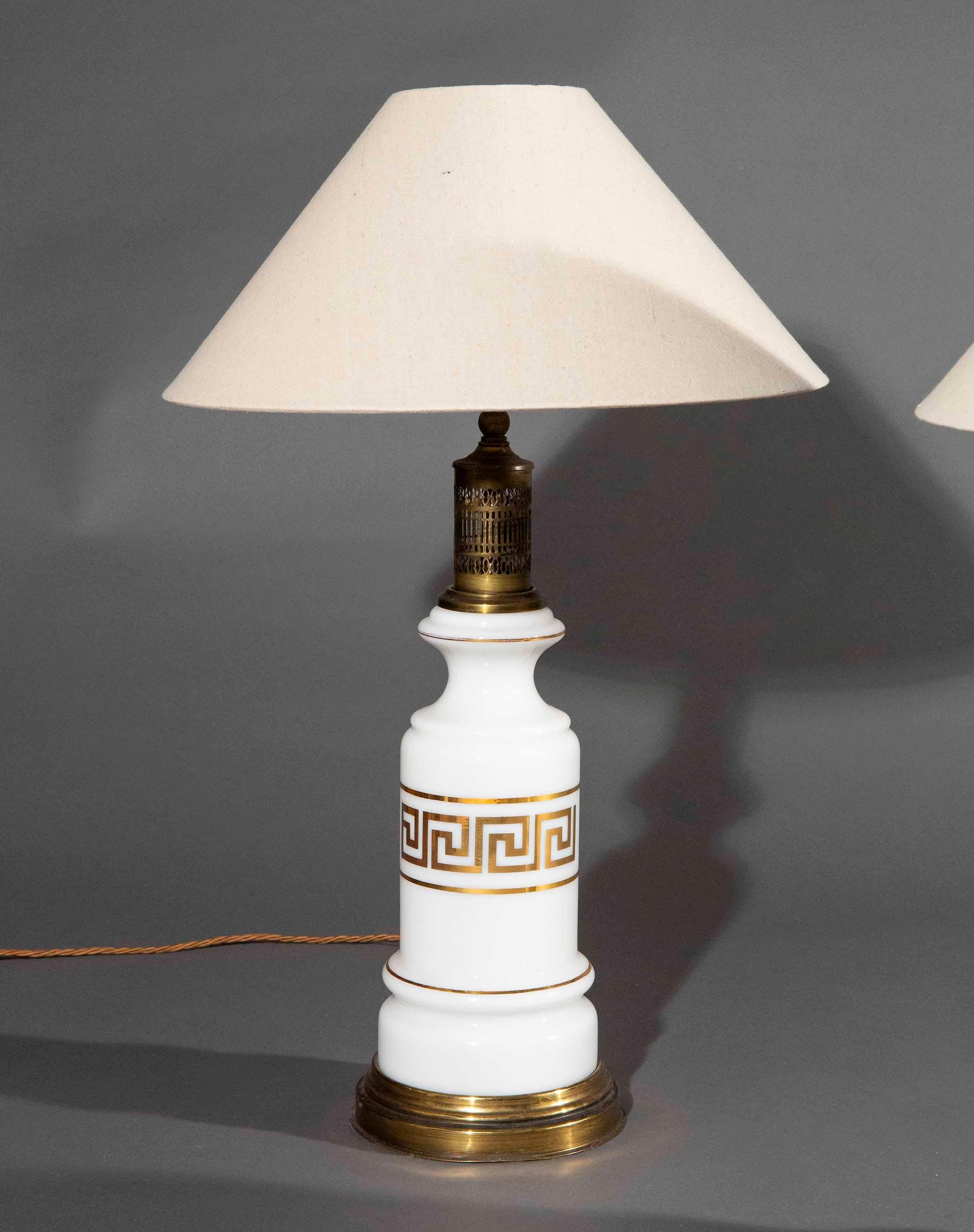 Paire de rares lampes de table en verre opalin du XIXe siècle, c. 1890 en vente 4