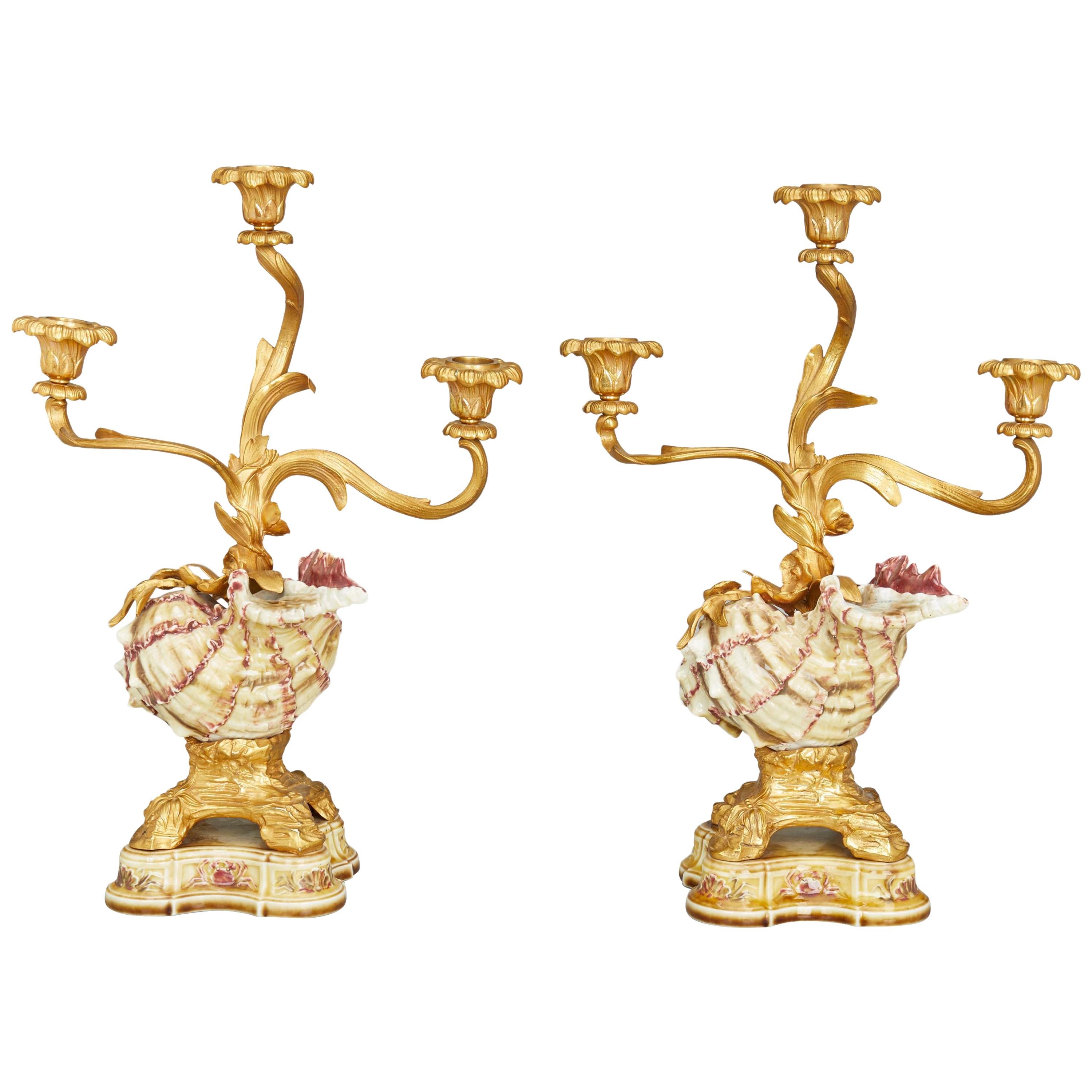 Paire de rares chandeliers en porcelaine et bronze doré en forme de coquillage du 19ème siècle