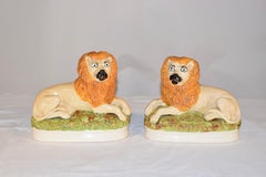 Pareja de raros leones de Staffordshire del siglo XIX