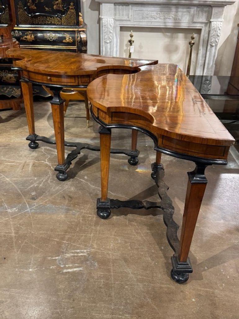 Allemand Paire de rares consoles Biedermeier du XIXe siècle en noyer et ébène en vente