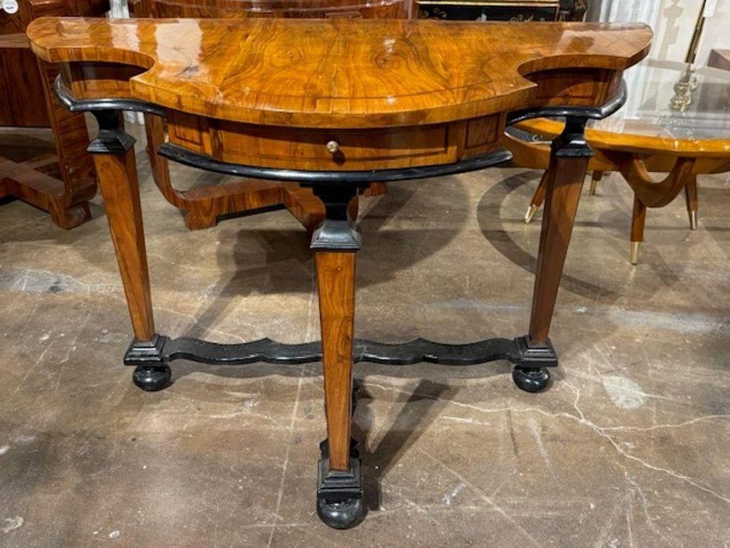 Paire de rares consoles Biedermeier du XIXe siècle en noyer et ébène Bon état - En vente à Dallas, TX