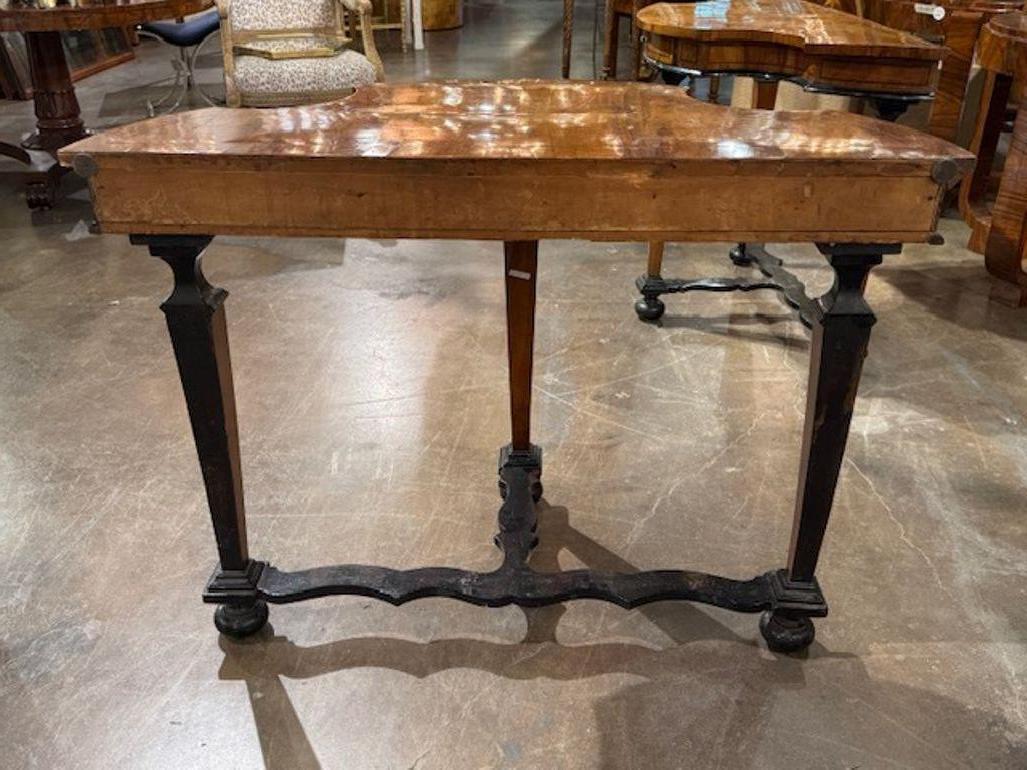 Paire de rares consoles Biedermeier du XIXe siècle en noyer et ébène en vente 1