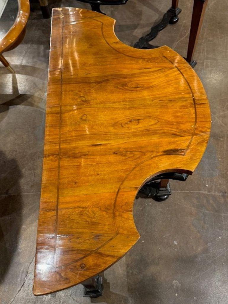 Paire de rares consoles Biedermeier du XIXe siècle en noyer et ébène en vente 2