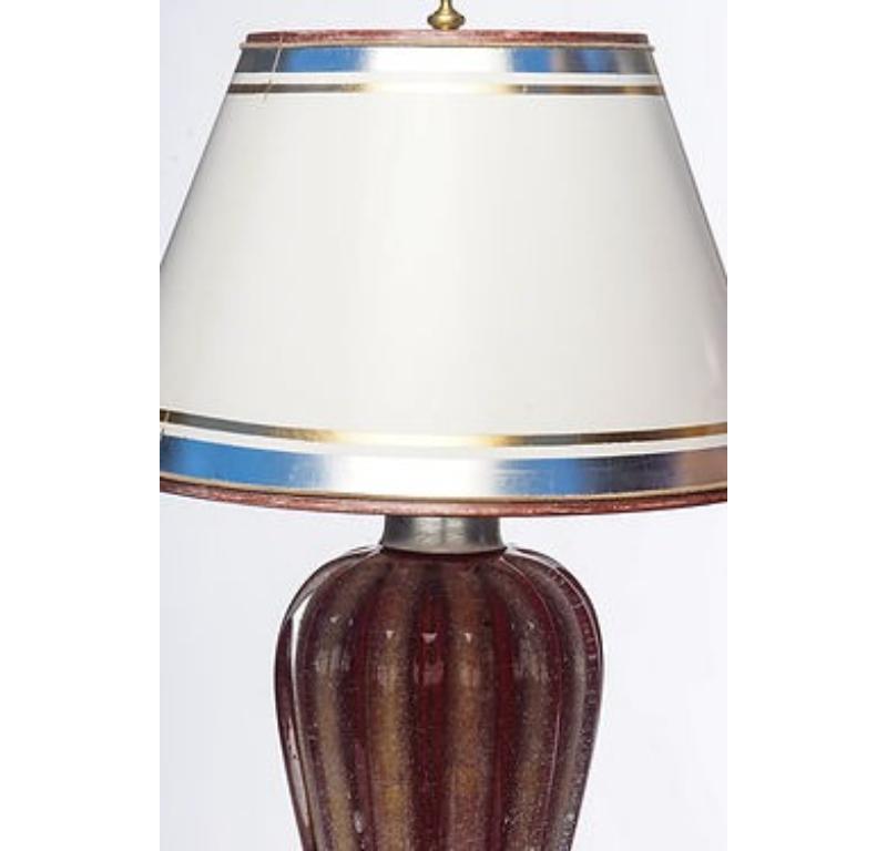 Paire d'objets du milieu du siècle en sang de bœuf et oro  Lampes de Murano des années 1950 sur des bases en lucite. Les abat-jour sont inclus et sont fabriqués à la main en  du papier sulfurisé. Ils sont dorés et décorés à la main. Le câblage des