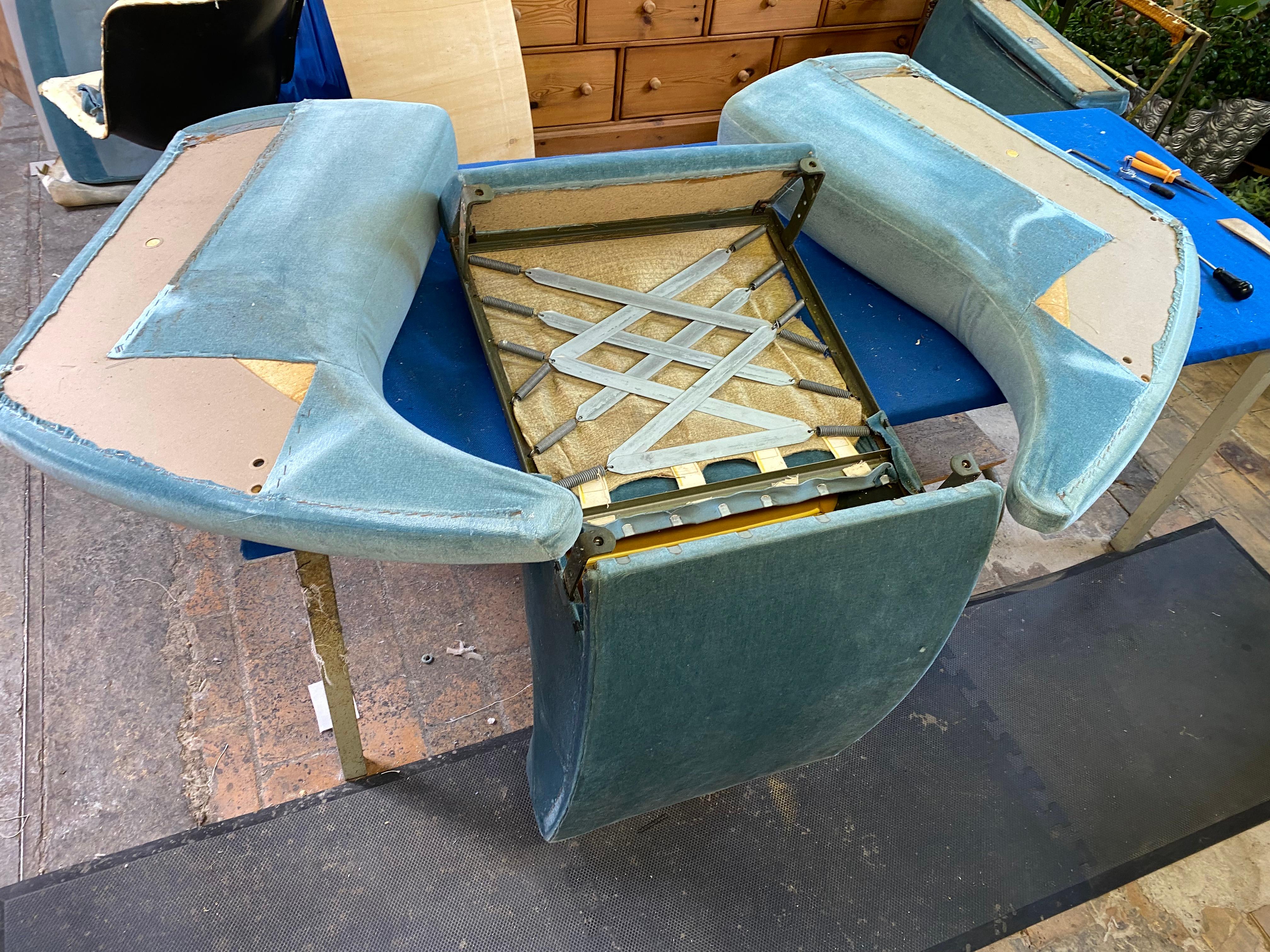 Coppia di rare sedie da salotto organiche curve degli anni '60 di Airborne France con tappezzeria nuova in vendita 12