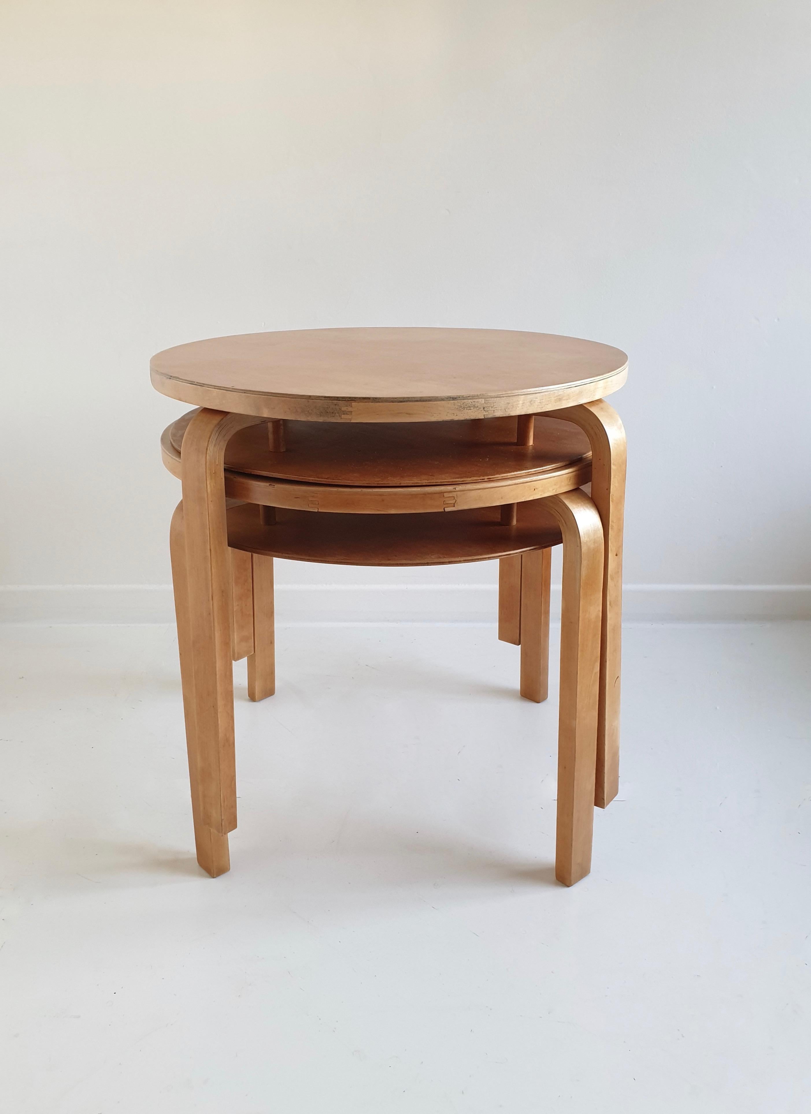 This is a pair of rare 907 tables designed by Alvar Aalto, manufactured by Artek and distributed to the UK by Finmar in the 1940s. Designed in 1933 these elegant side tables are formed of solid birch and birch ply, featuring Aalto's now iconic