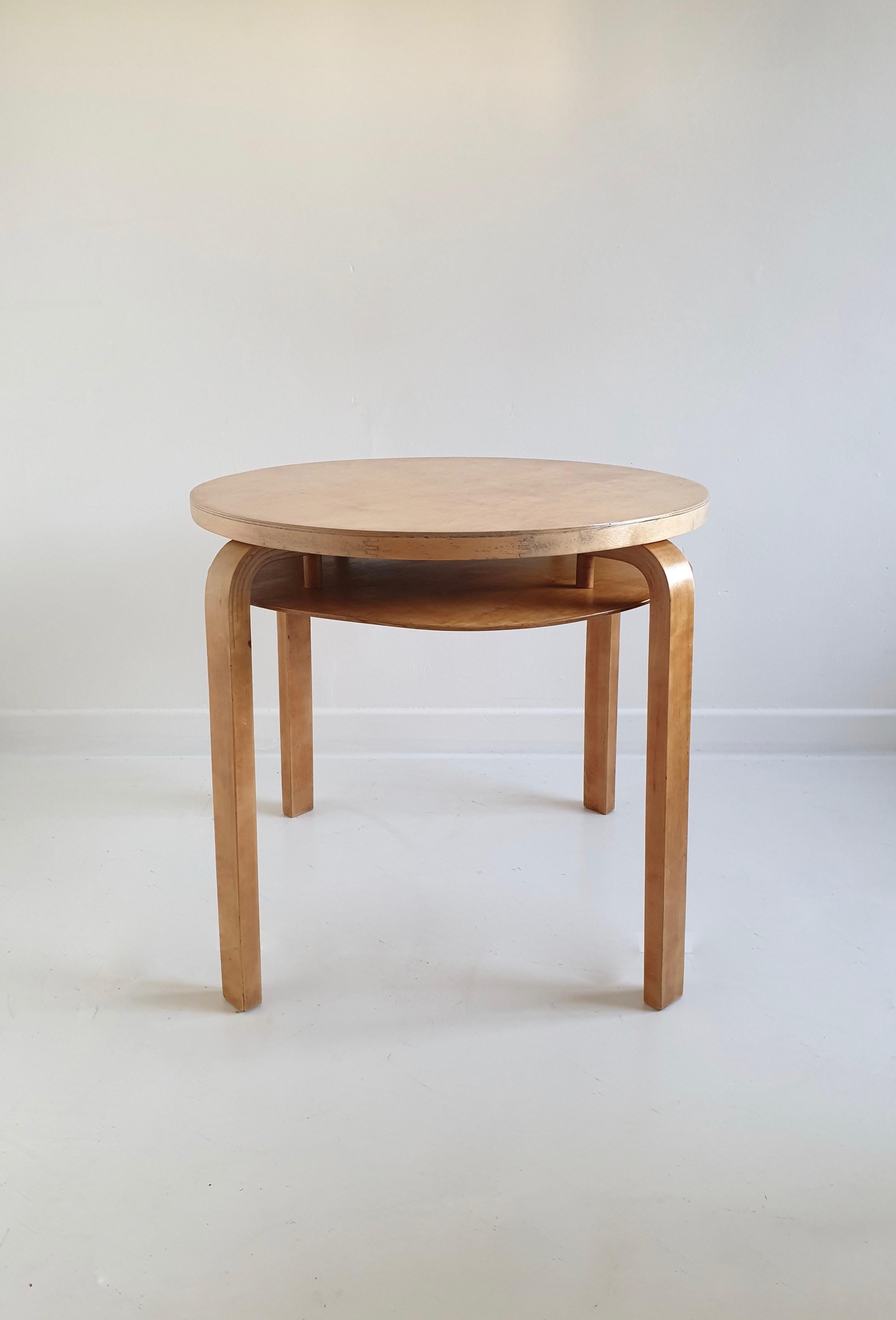 Mid-Century Modern Pair of Rare '907' Stacking Side Tables by Alvar Aalto for Artek, circa 1940 For Sale