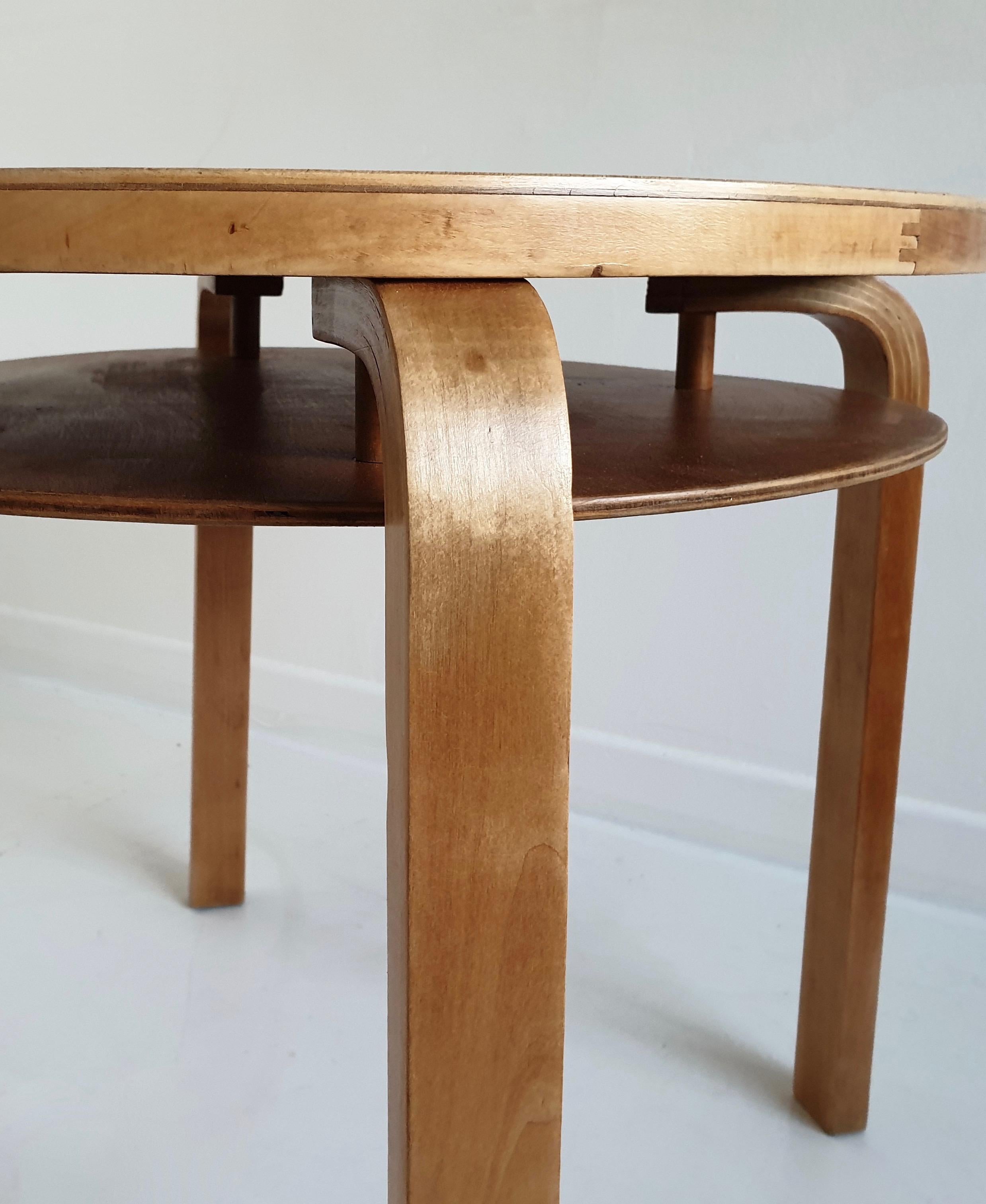 Pair of Rare '907' Stacking Side Tables by Alvar Aalto for Artek, circa 1940 In Good Condition For Sale In London, GB