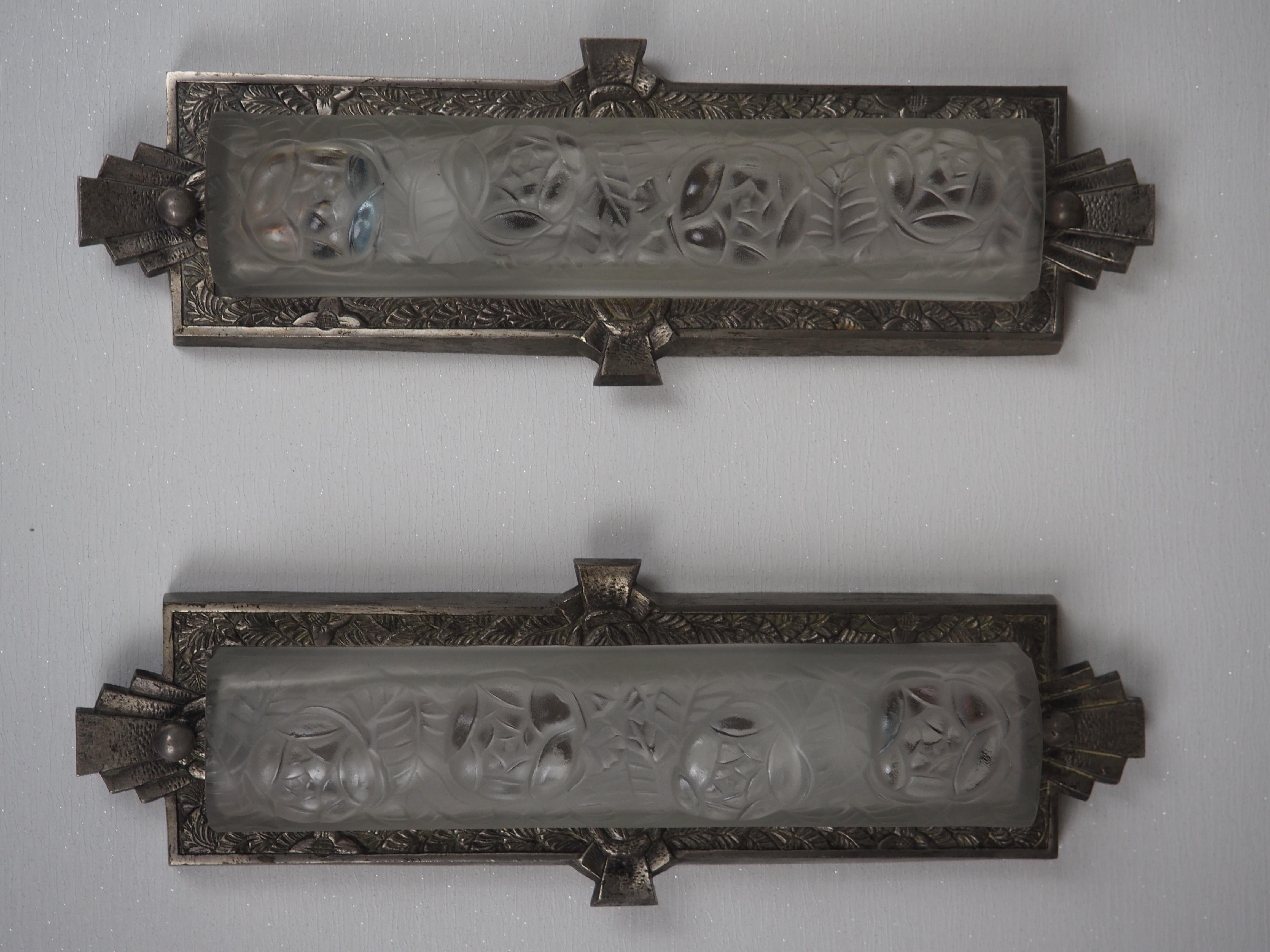 Wonderful pair of french wall sconces by Degue, France, circa 1920s.
The wall sconces are made of nickeled bronze ( with wonderful patination) and glass.
New rewired for US standards.

   