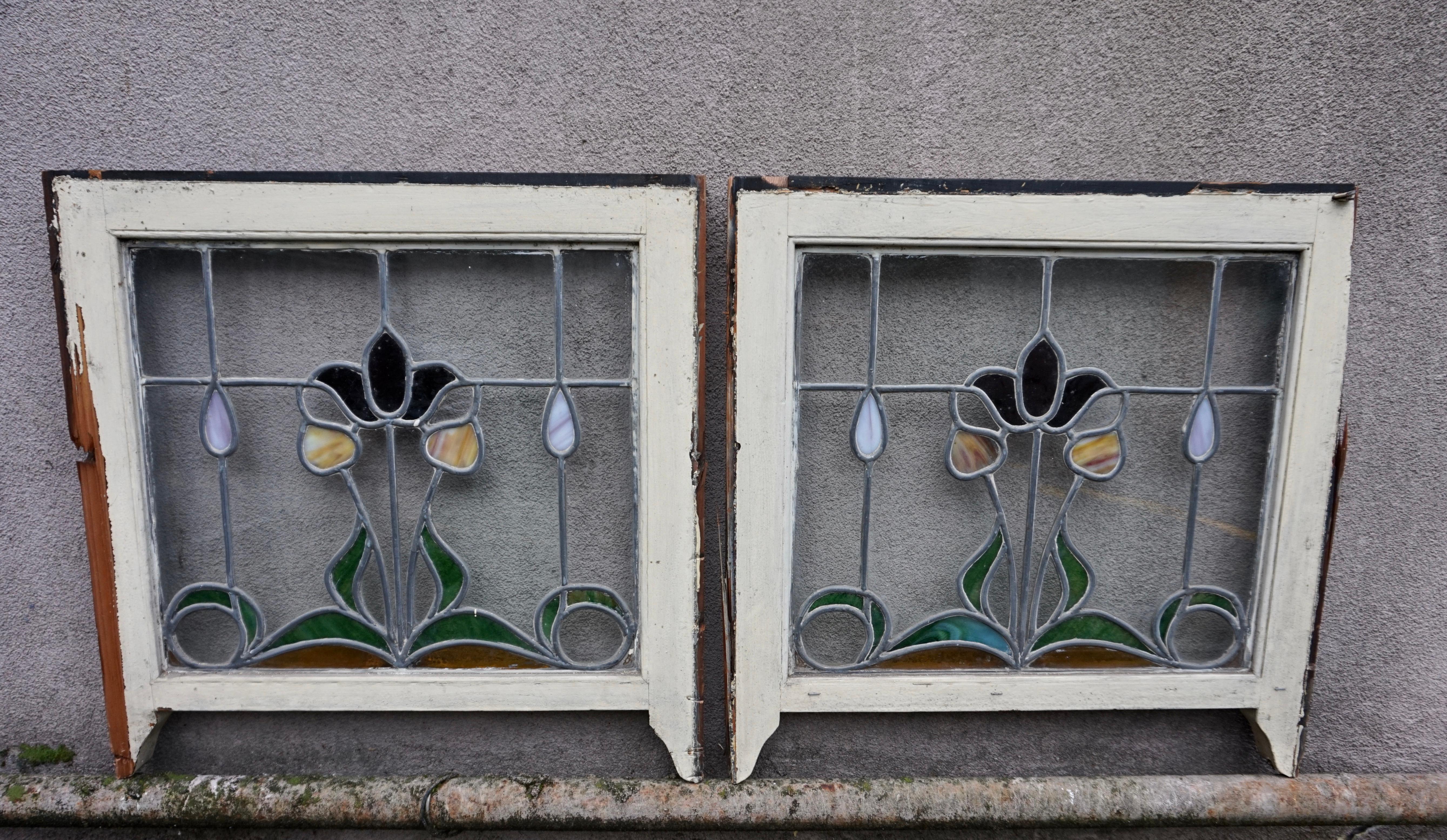 Paire de fenêtres Art Nouveau rares en verre teinté avec motif de tulipe et de bourgeons en volutes en vente 2