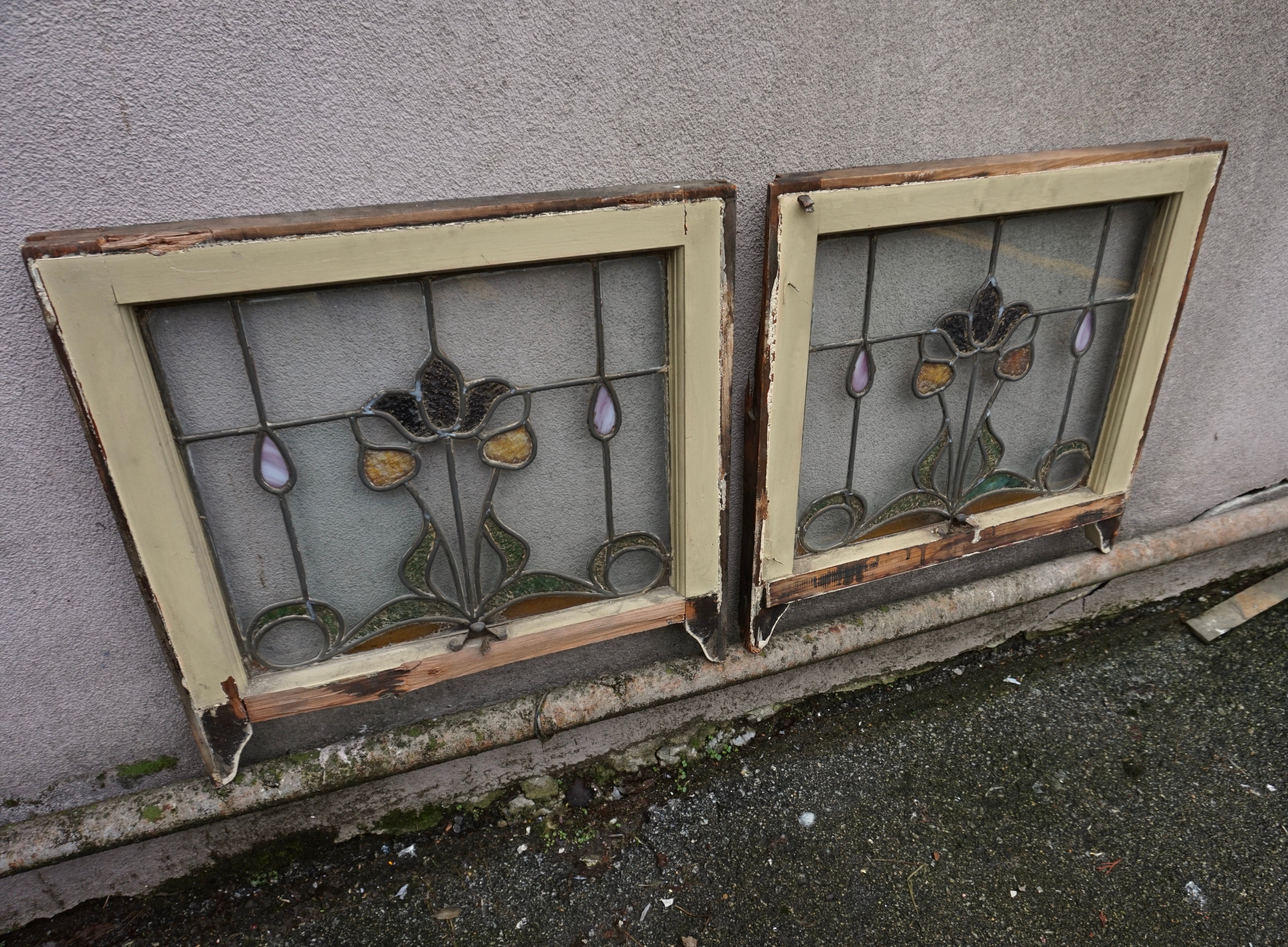Paire de fenêtres Art Nouveau rares en verre teinté avec motif de tulipe et de bourgeons en volutes en vente 3