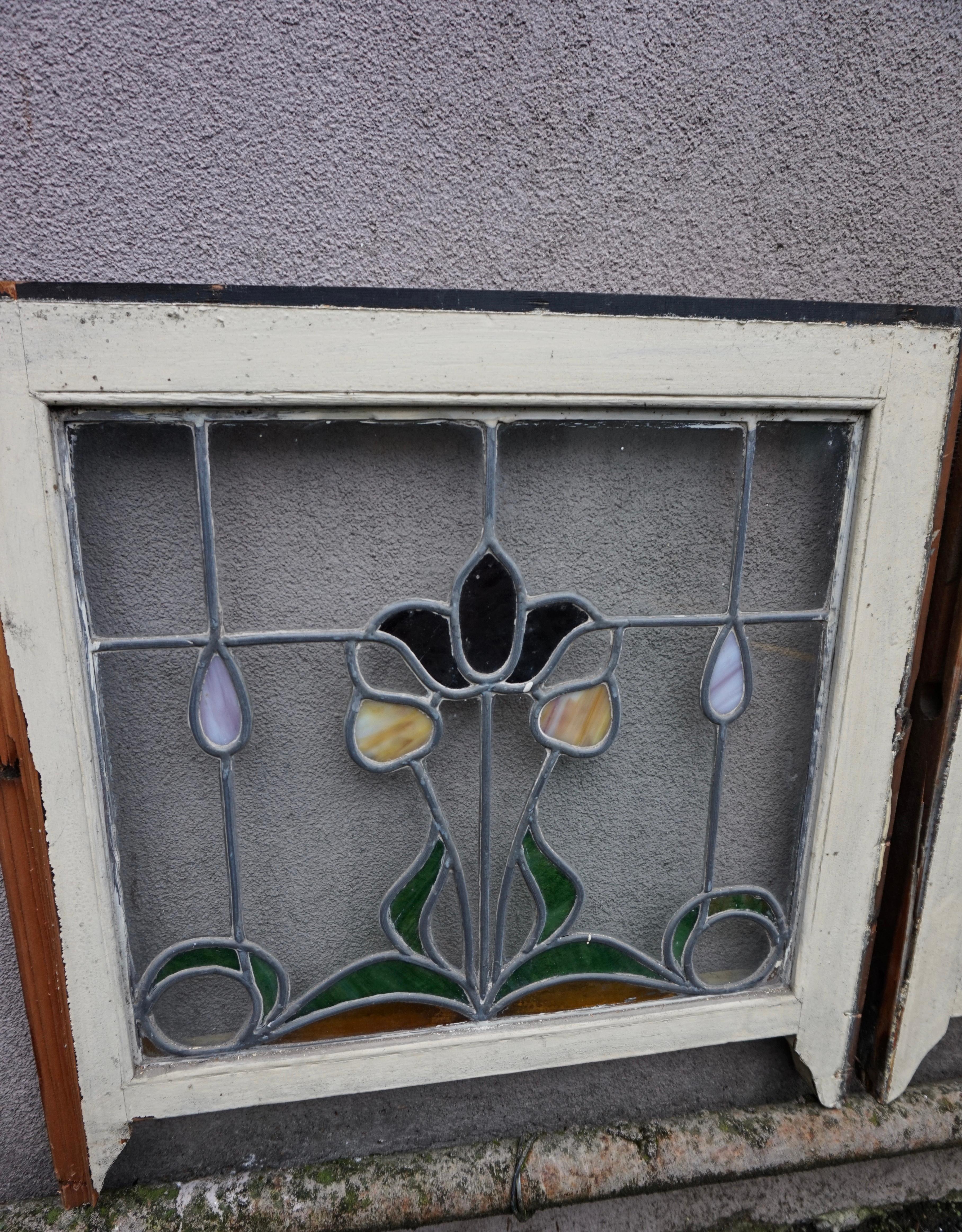 Paire de fenêtres Art Nouveau rares en verre teinté avec motif de tulipe et de bourgeons en volutes en vente 5