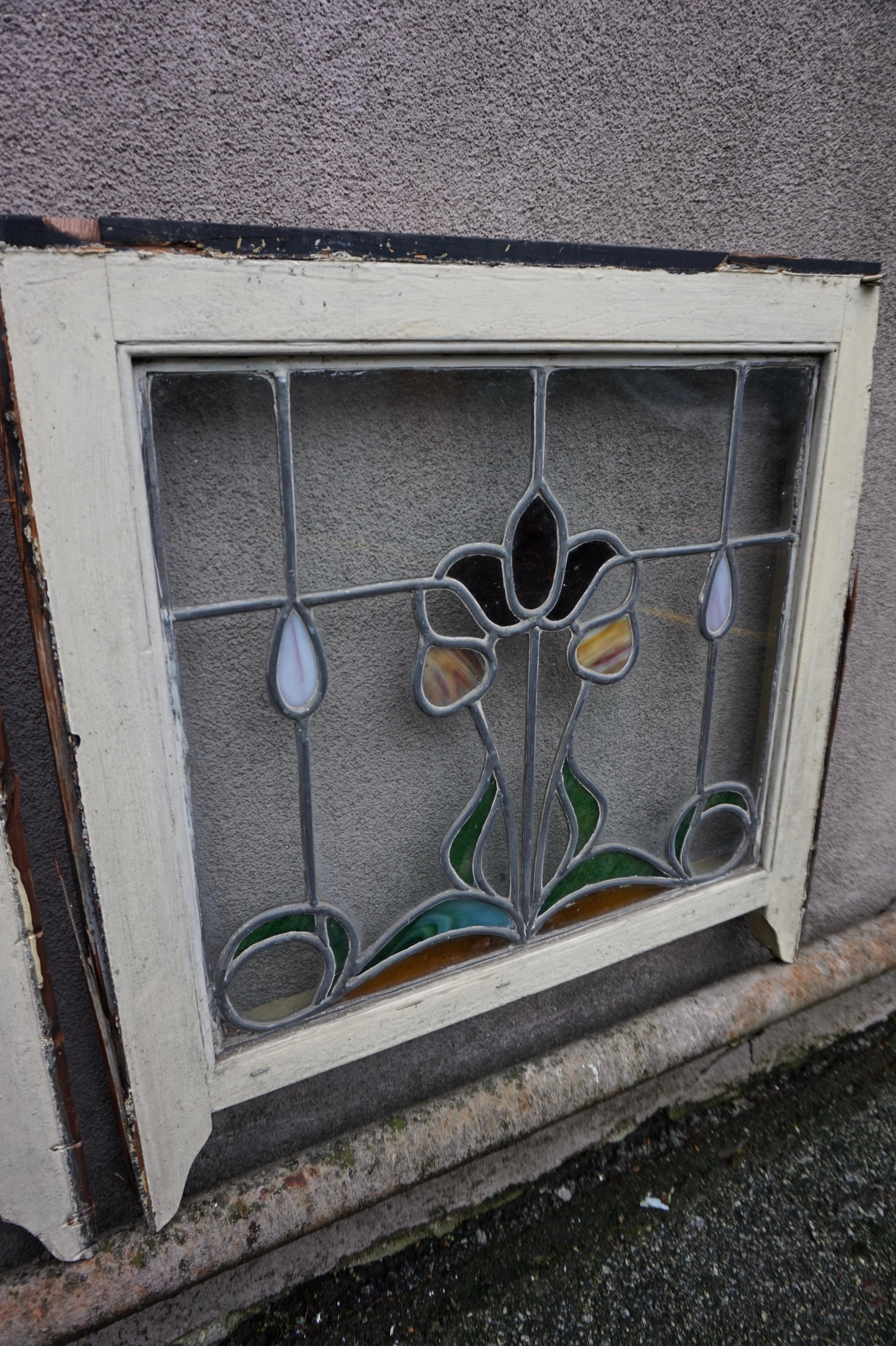 Paire de fenêtres Art Nouveau rares en verre teinté avec motif de tulipe et de bourgeons en volutes en vente 6