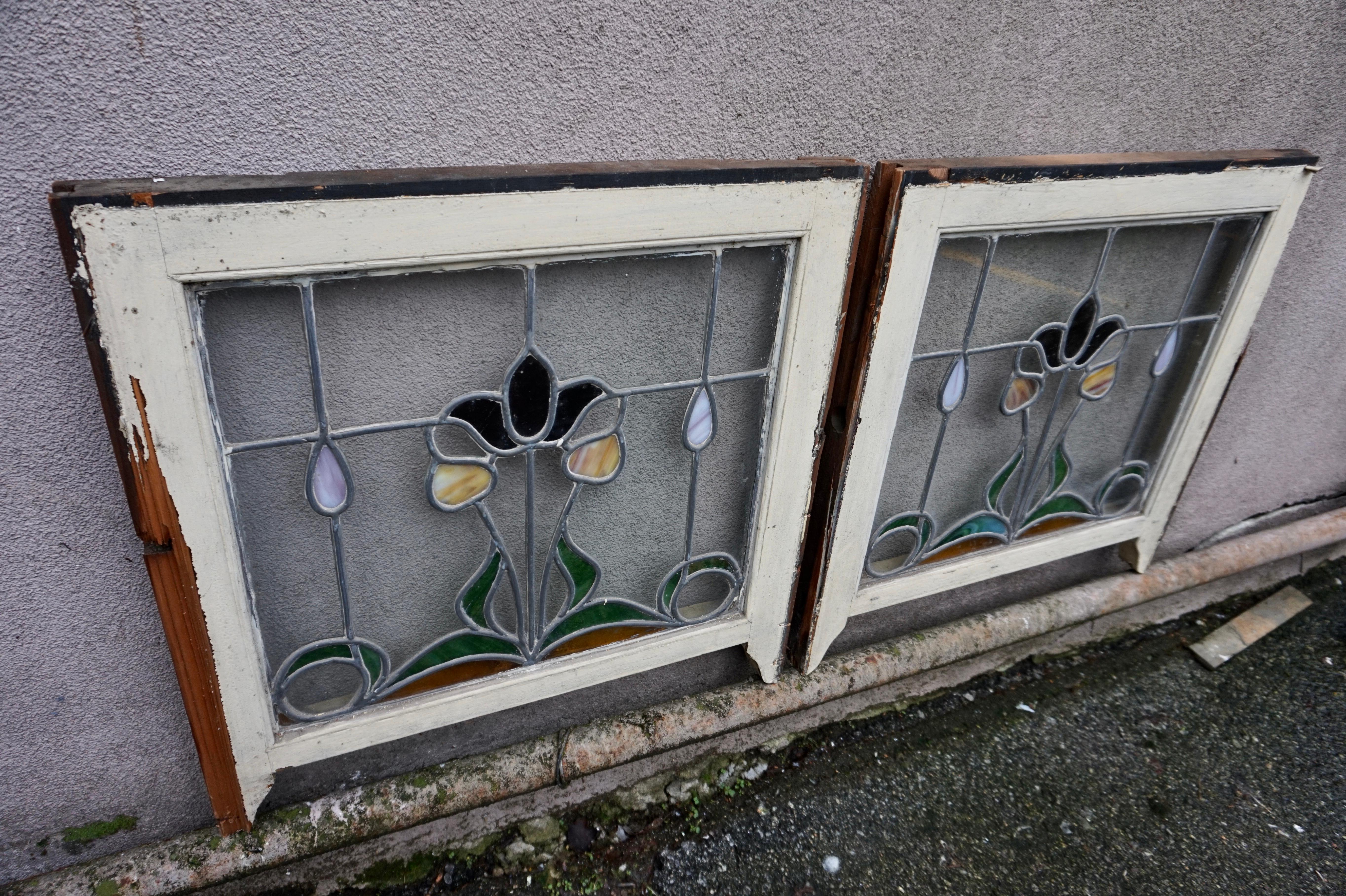 Paire de fenêtres Art Nouveau rares en verre teinté avec motif de tulipe et de bourgeons en volutes en vente 7