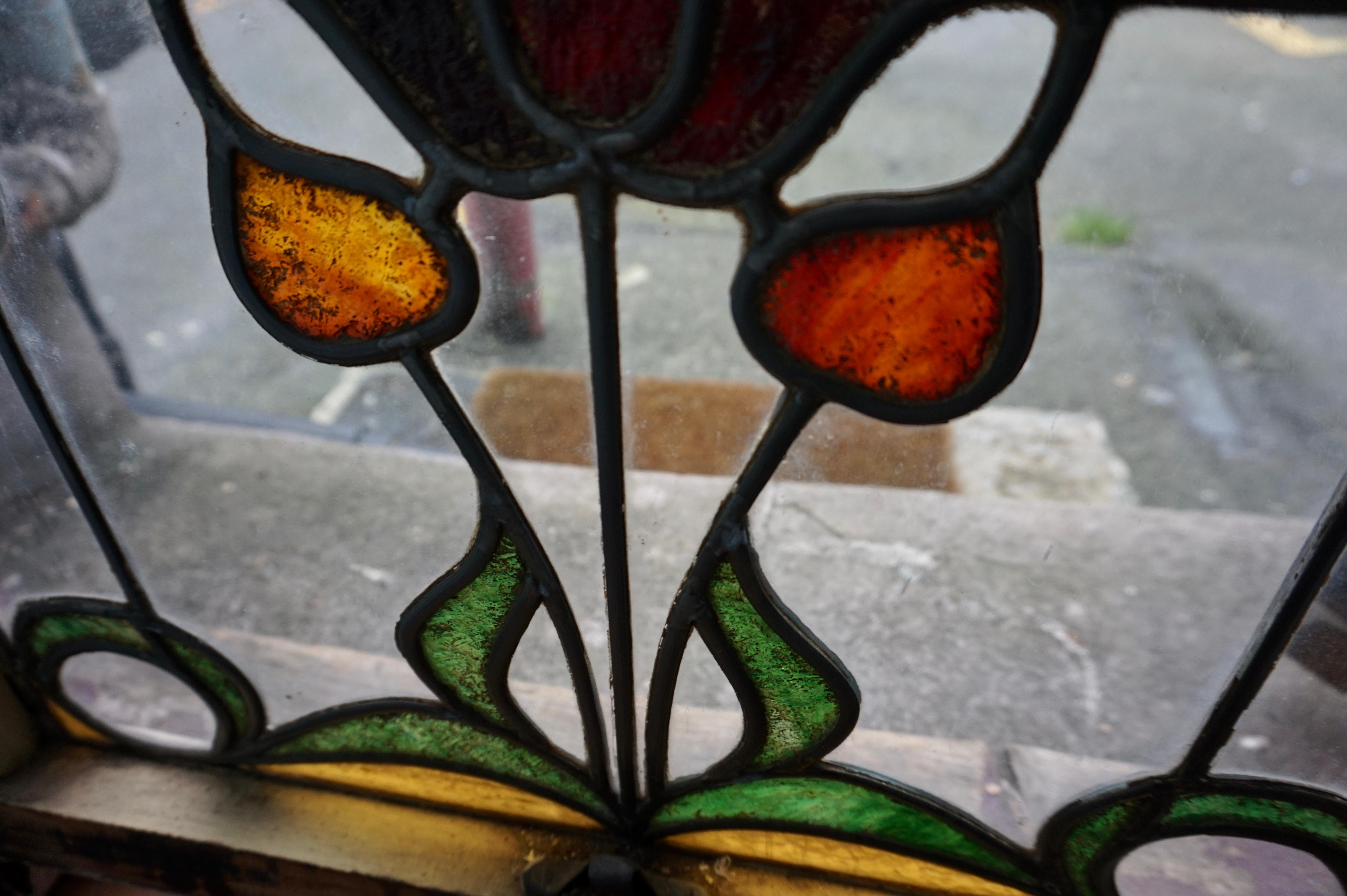 Art nouveau Paire de fenêtres Art Nouveau rares en verre teinté avec motif de tulipe et de bourgeons en volutes en vente