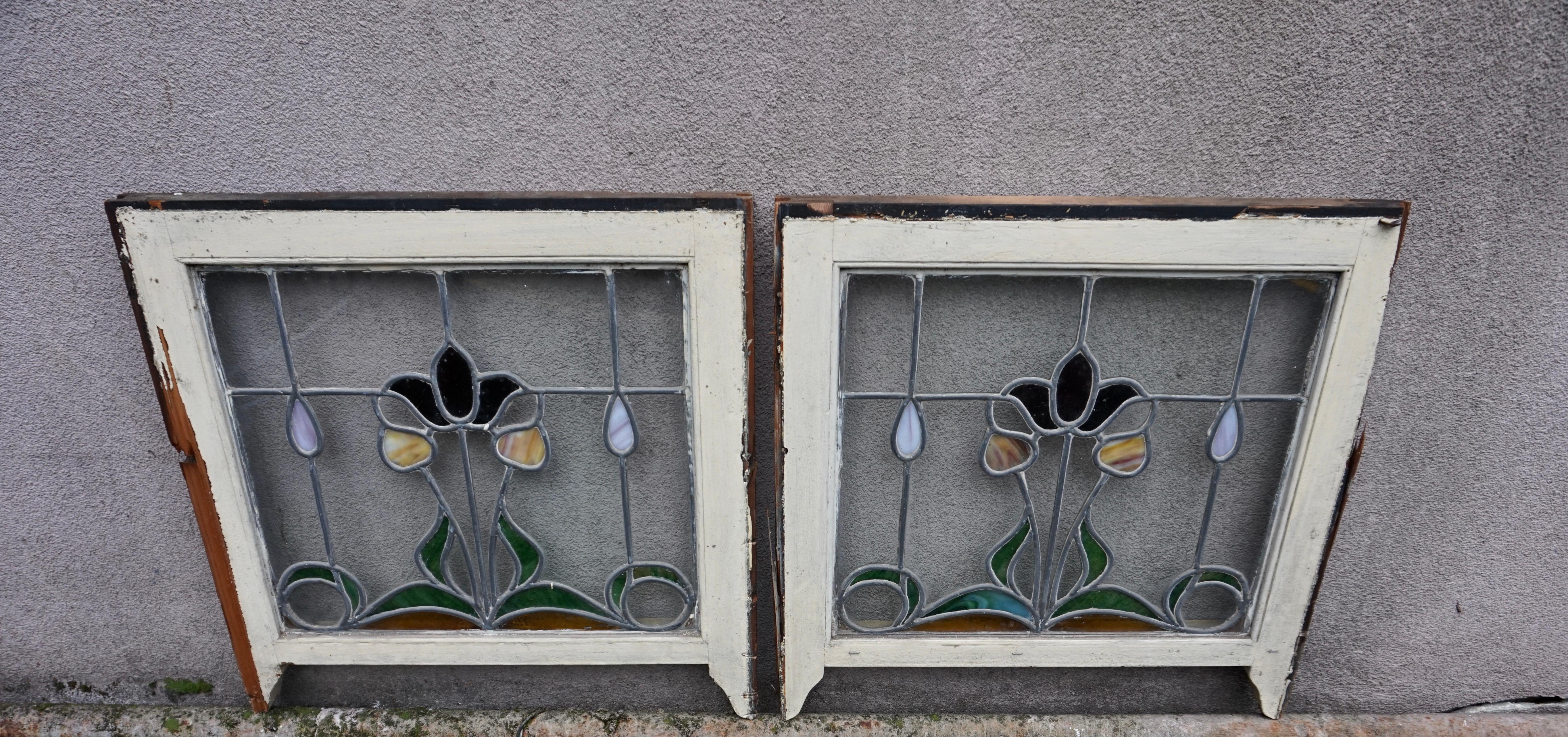 Verre teinté Paire de fenêtres Art Nouveau rares en verre teinté avec motif de tulipe et de bourgeons en volutes en vente