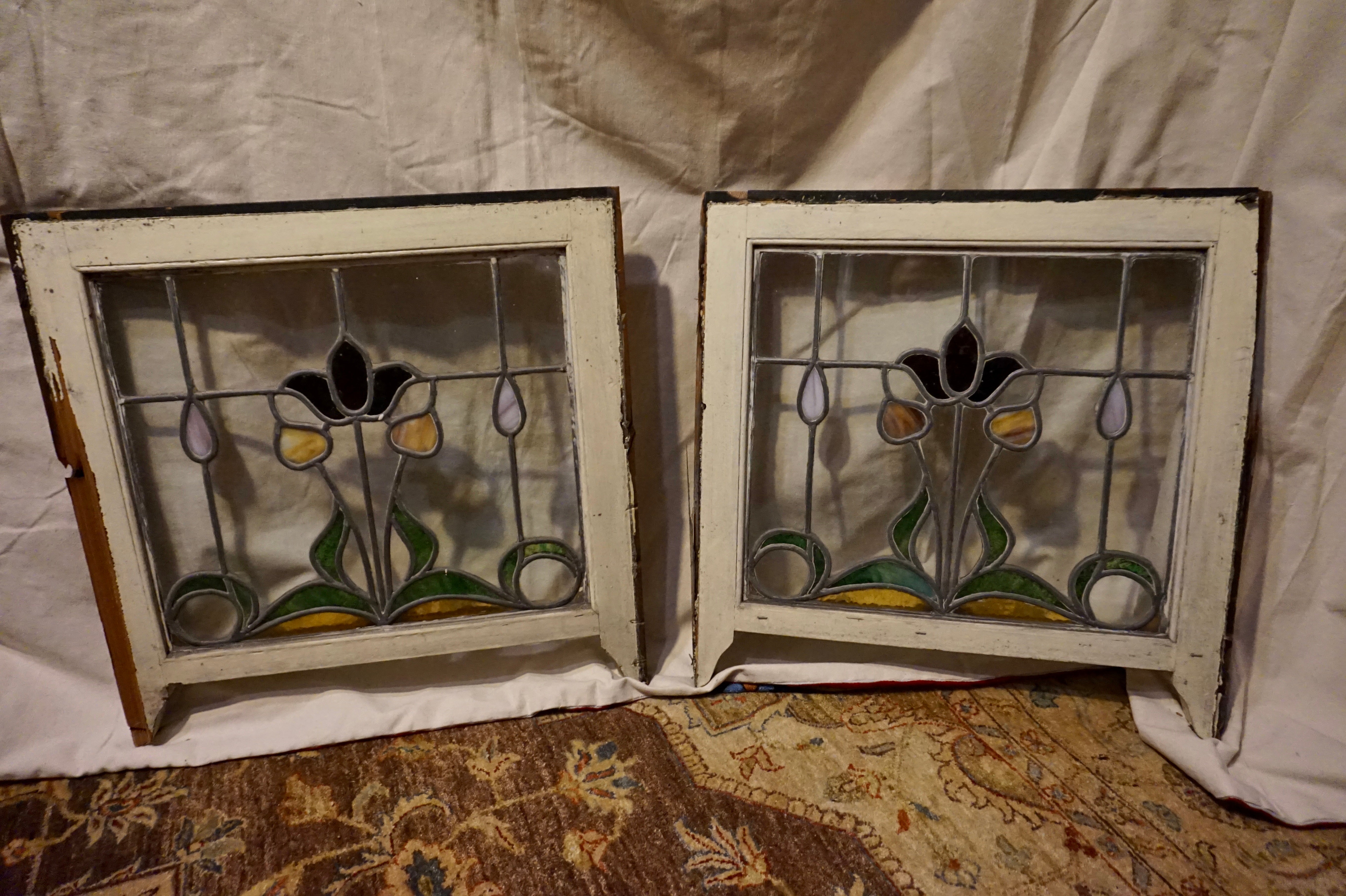 Paire de fenêtres Art Nouveau rares en verre teinté avec motif de tulipe et de bourgeons en volutes en vente 1
