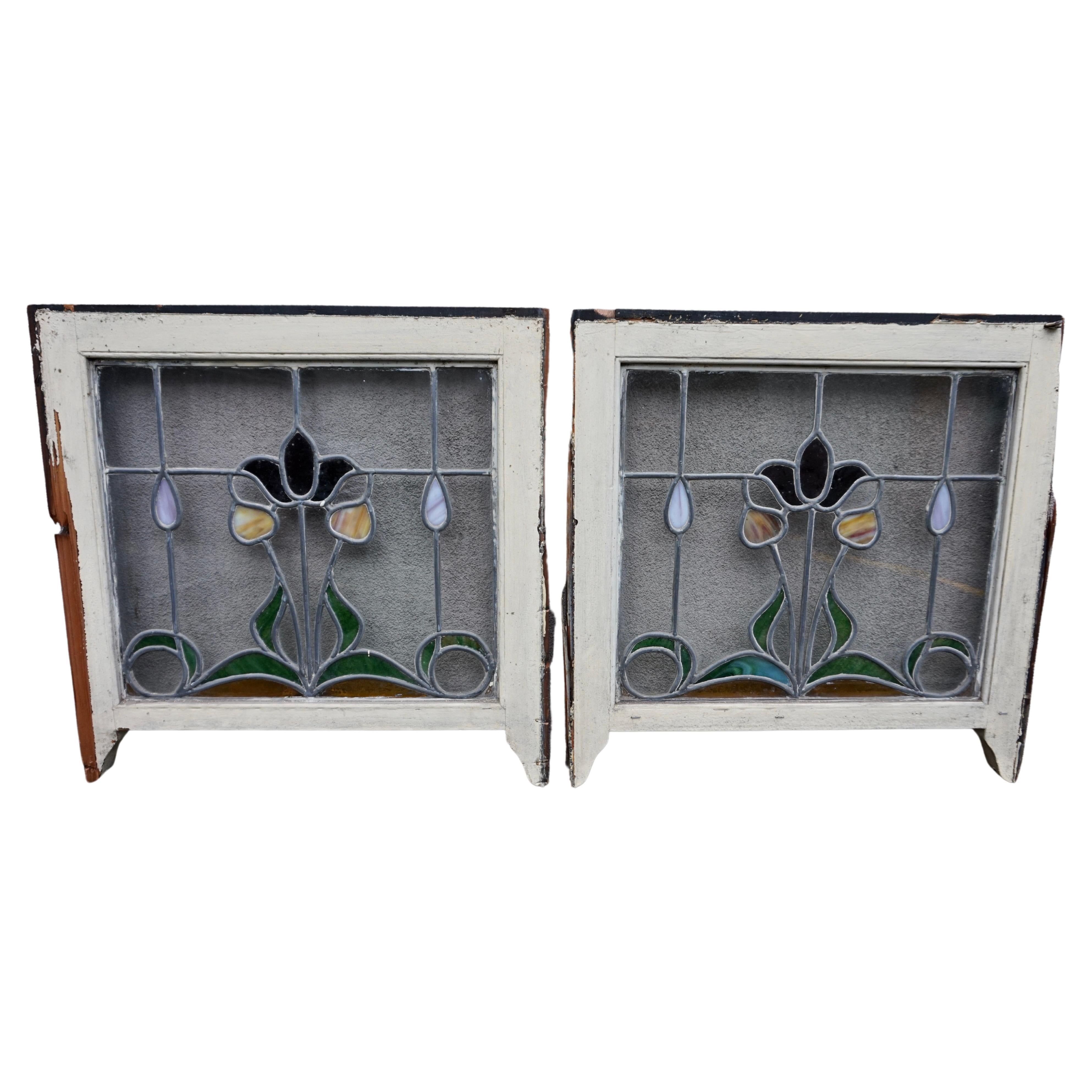 Paire de fenêtres Art Nouveau rares en verre teinté avec motif de tulipe et de bourgeons en volutes en vente