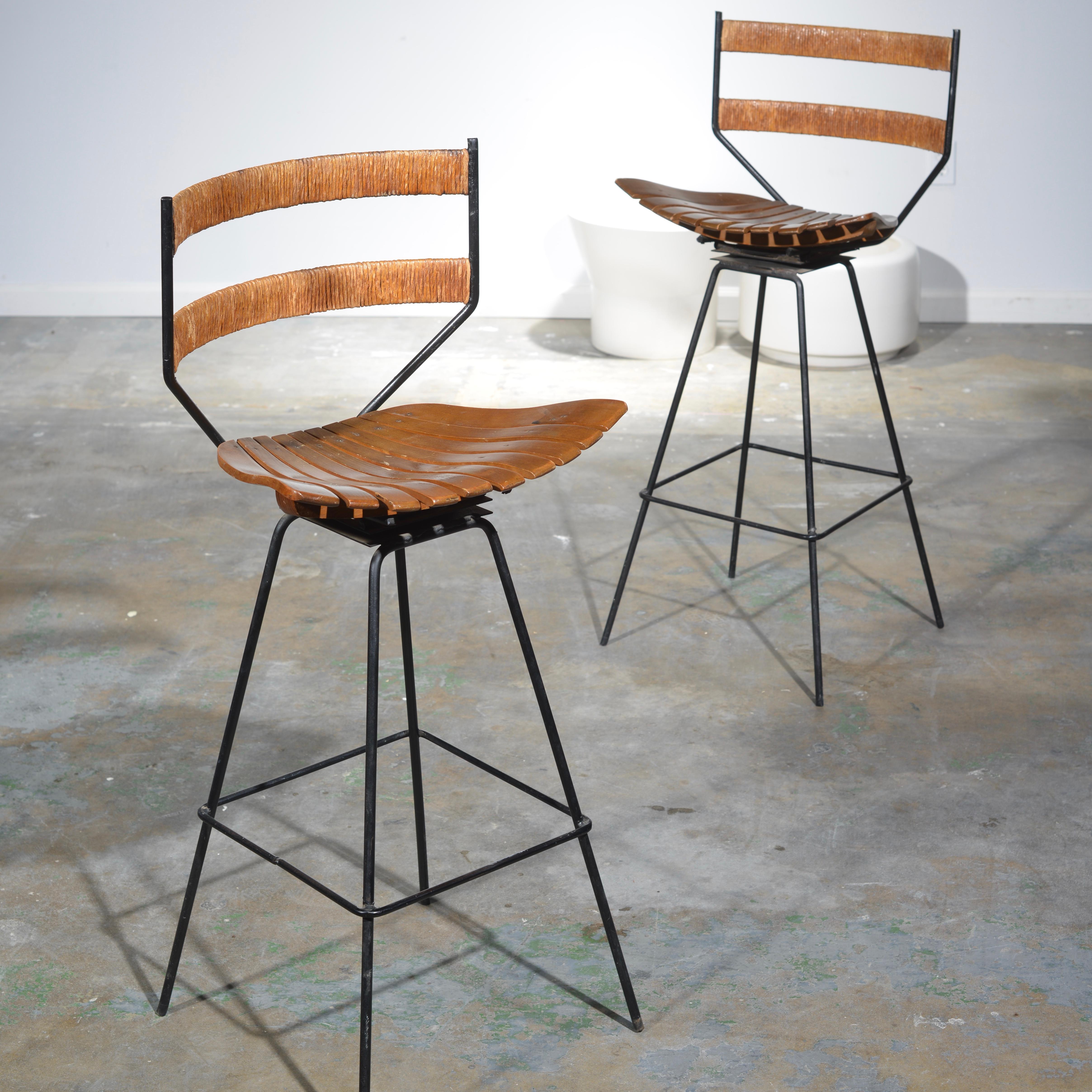 Pair of Rare Arthur Umanoff for Shaver Howard Iron Swivle Bar Stools For Sale 2