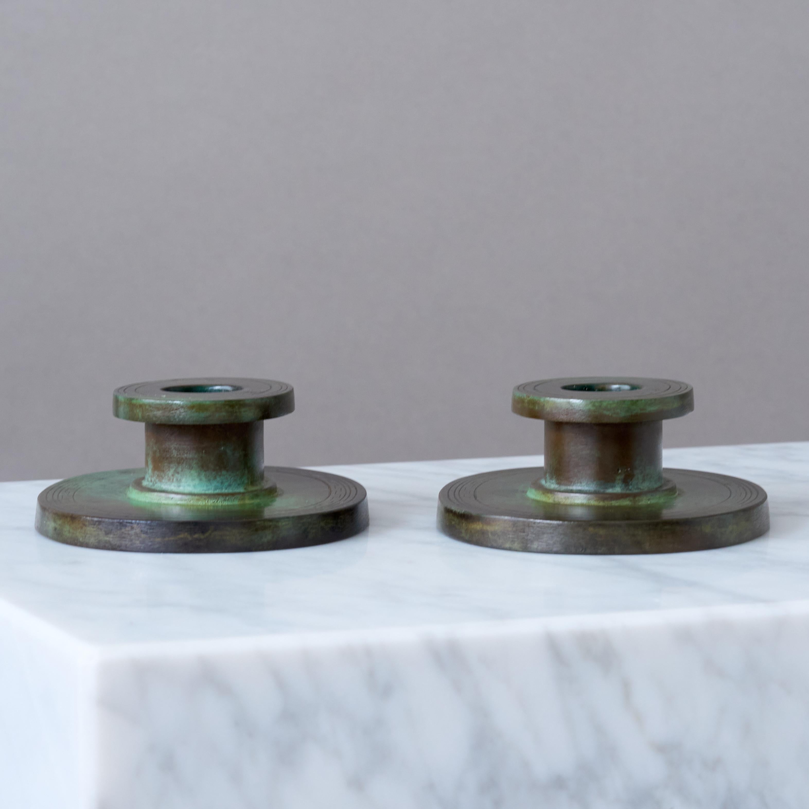 Paire de rares chandeliers Art déco en bronze par GAB, Suède, années 1930. en vente 3