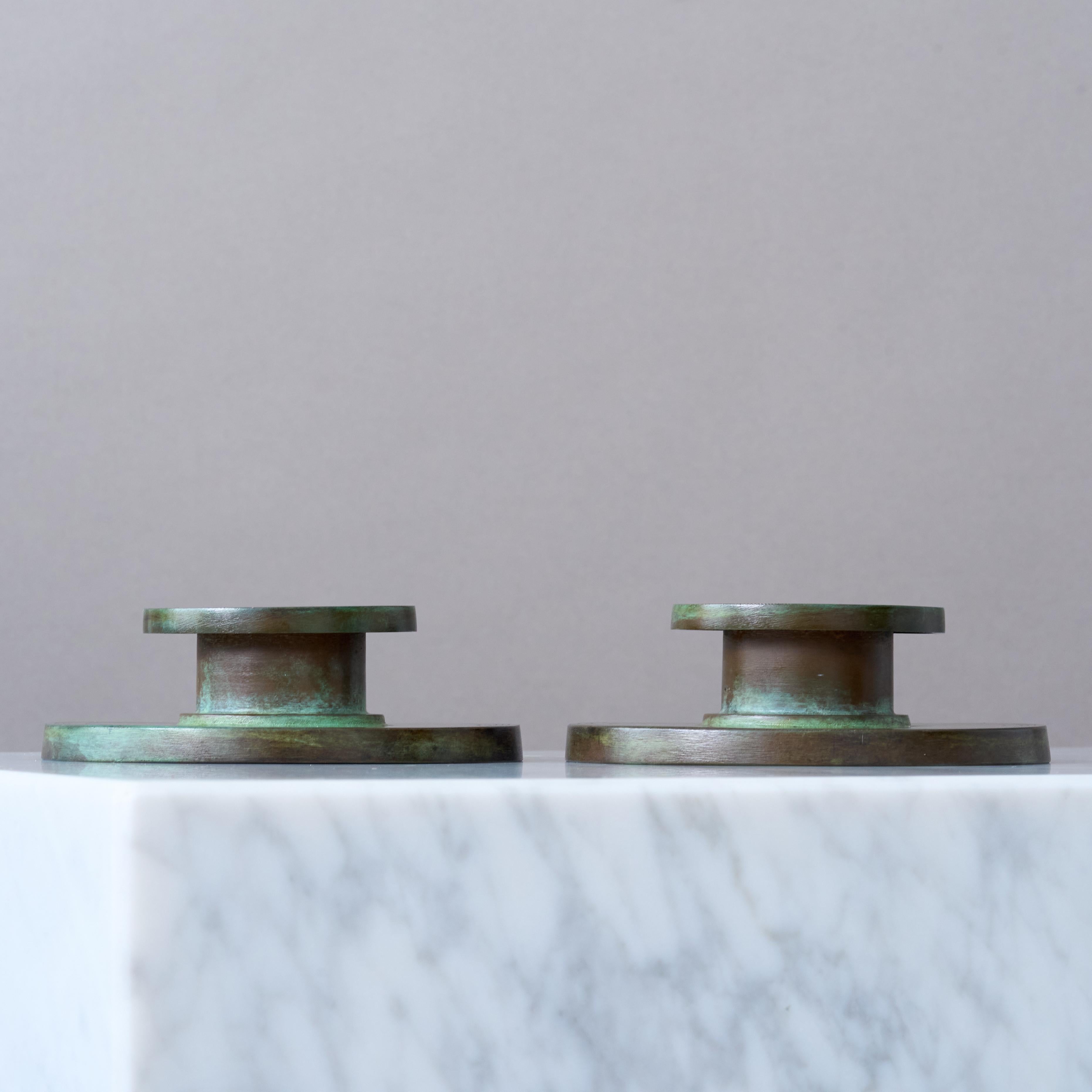 Paire de rares chandeliers Art Déco / Swedish Grace Bronze avec une patine étonnante. 
Fabriqué par GAB Guldsmedsaktiebolaget, Suède, années 1930.  

Bon état, quelques légères rayures et éraflures.
Estampillé avec la marque du