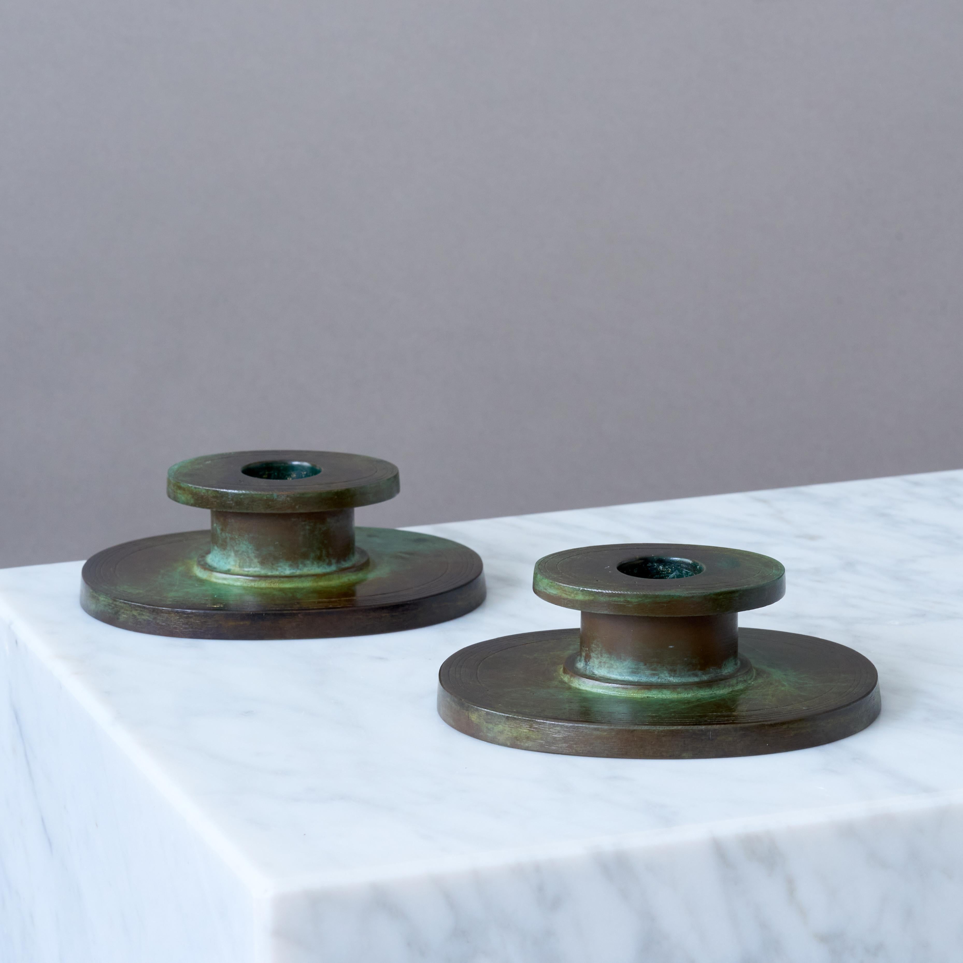 Suédois Paire de rares chandeliers Art déco en bronze par GAB, Suède, années 1930. en vente