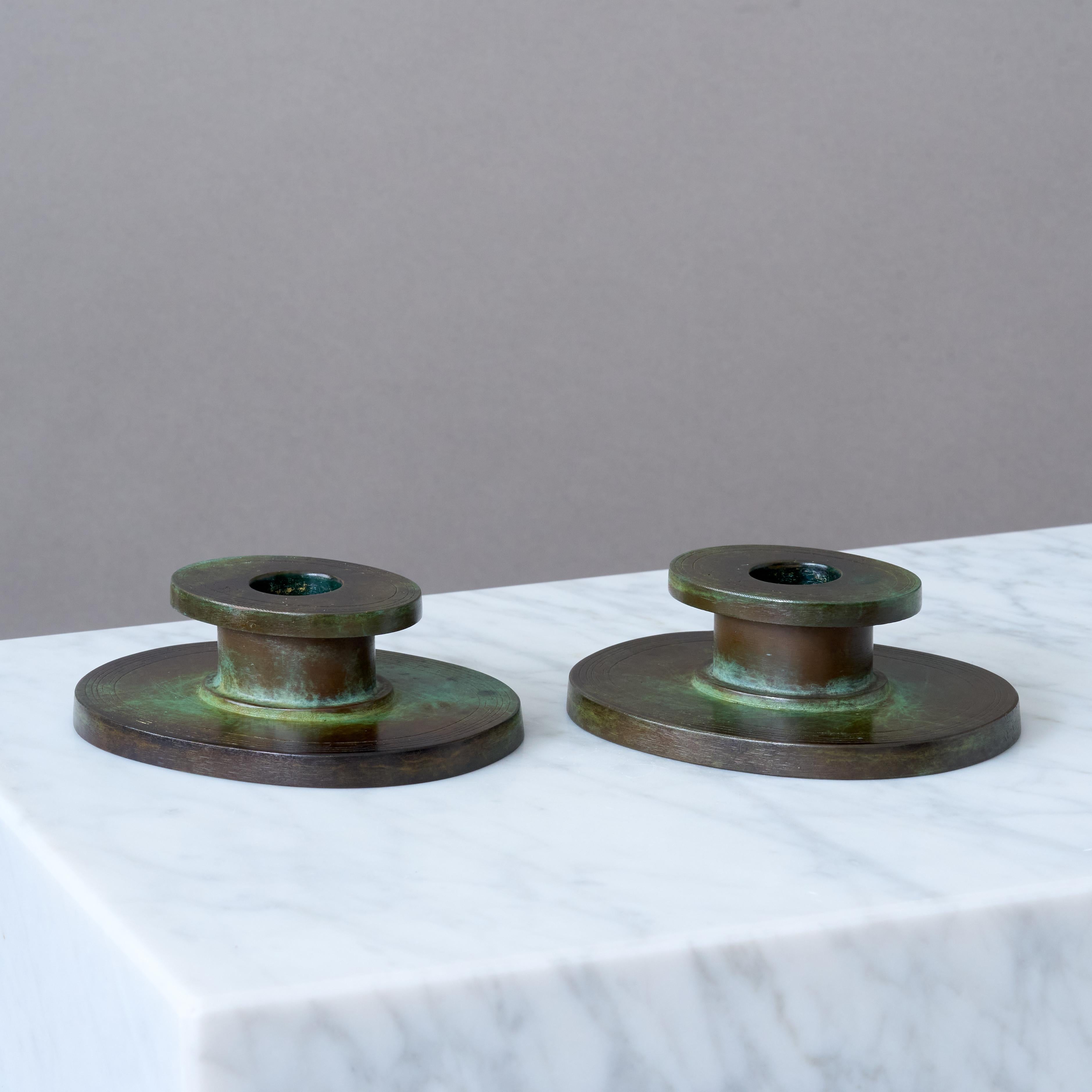 Milieu du XXe siècle Paire de rares chandeliers Art déco en bronze par GAB, Suède, années 1930. en vente