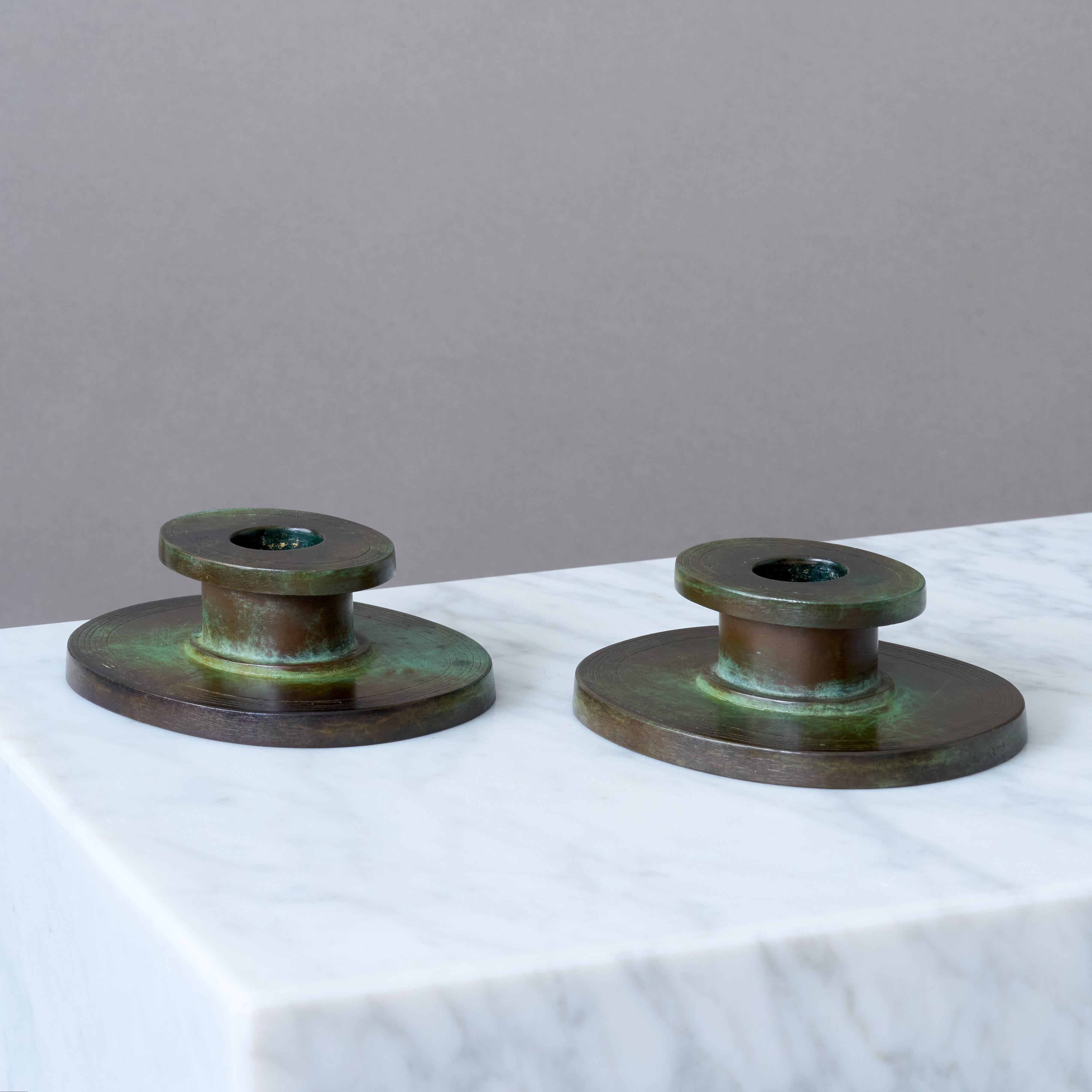 Bronze Paire de rares chandeliers Art déco en bronze par GAB, Suède, années 1930. en vente