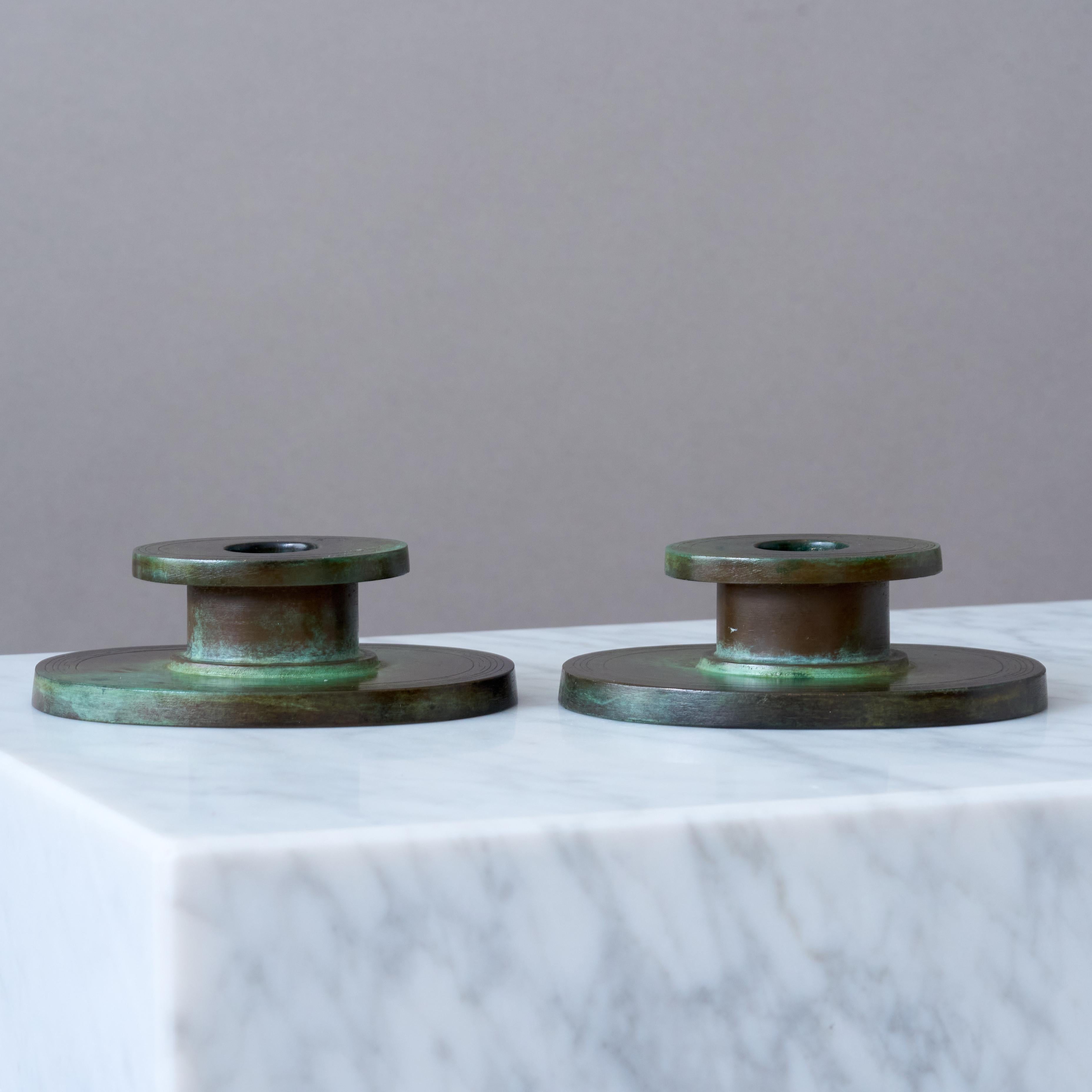 Paire de rares chandeliers Art déco en bronze par GAB, Suède, années 1930. en vente 2