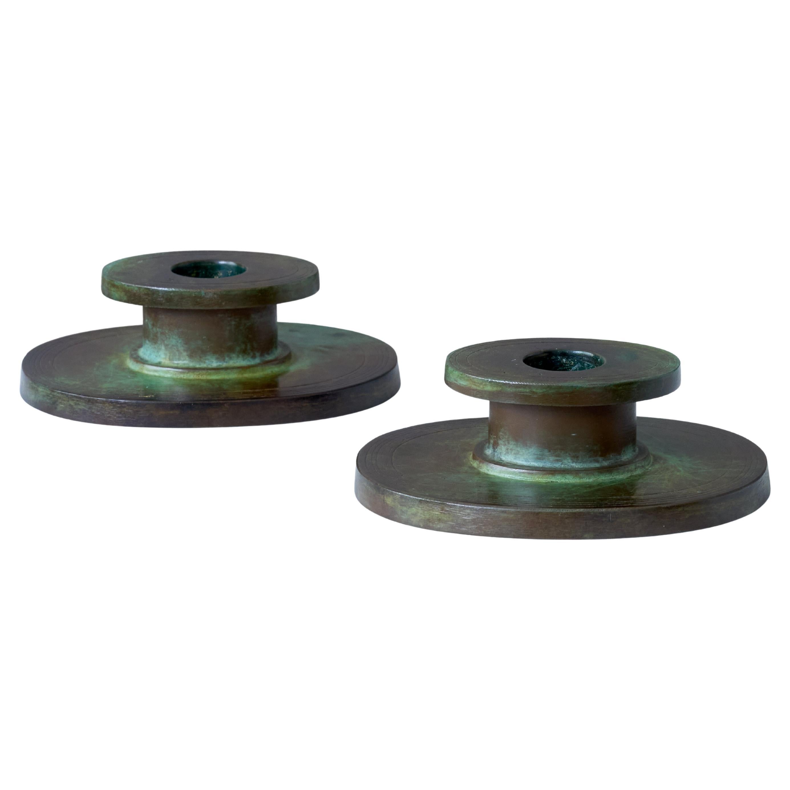 Paire de rares chandeliers Art déco en bronze par GAB, Suède, années 1930. en vente