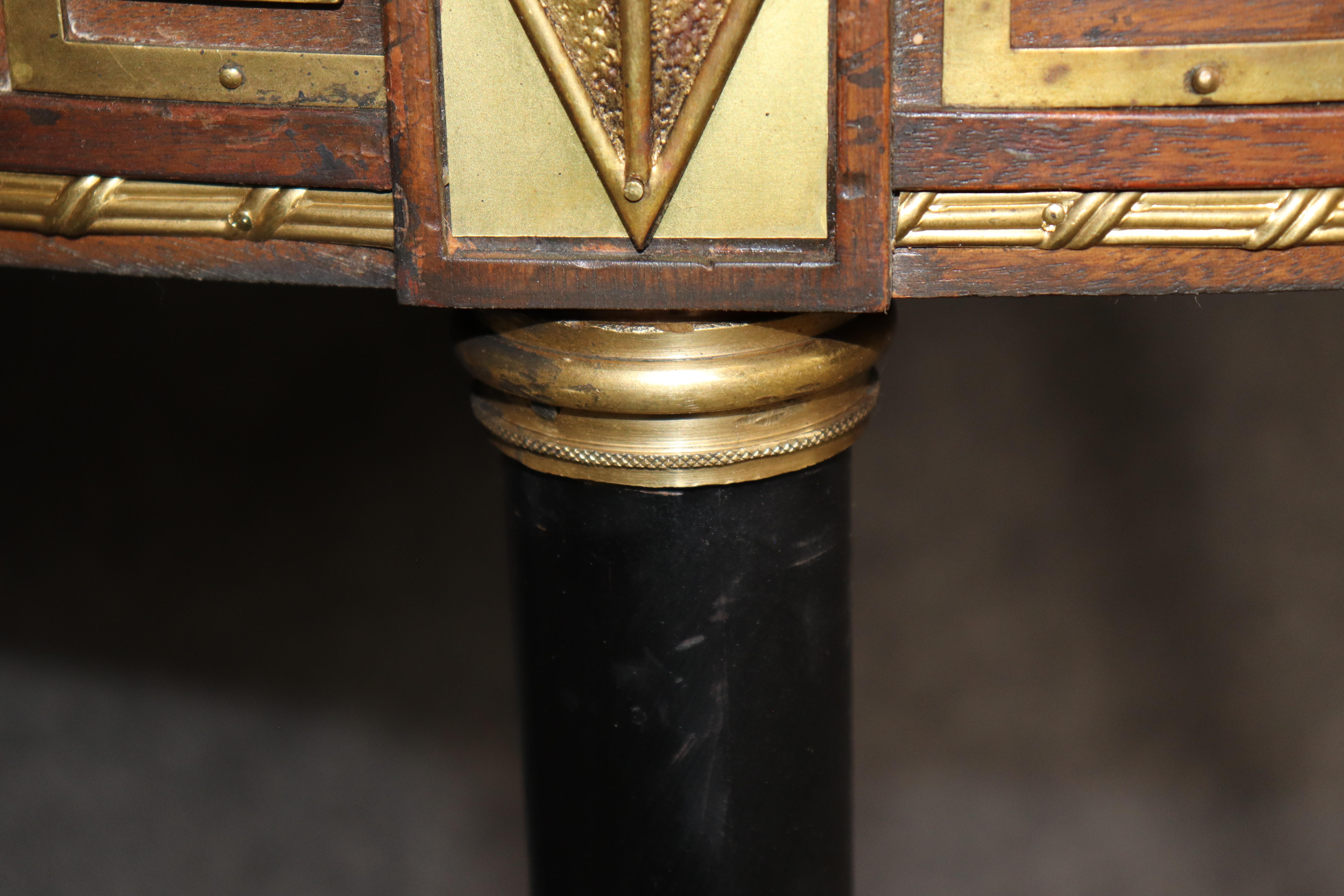 Paar seltene, in Bronze gefasste, ebonisierte Konsolentische mit griechischem Schlüssel, ähnlich einer Demilune im Angebot 4