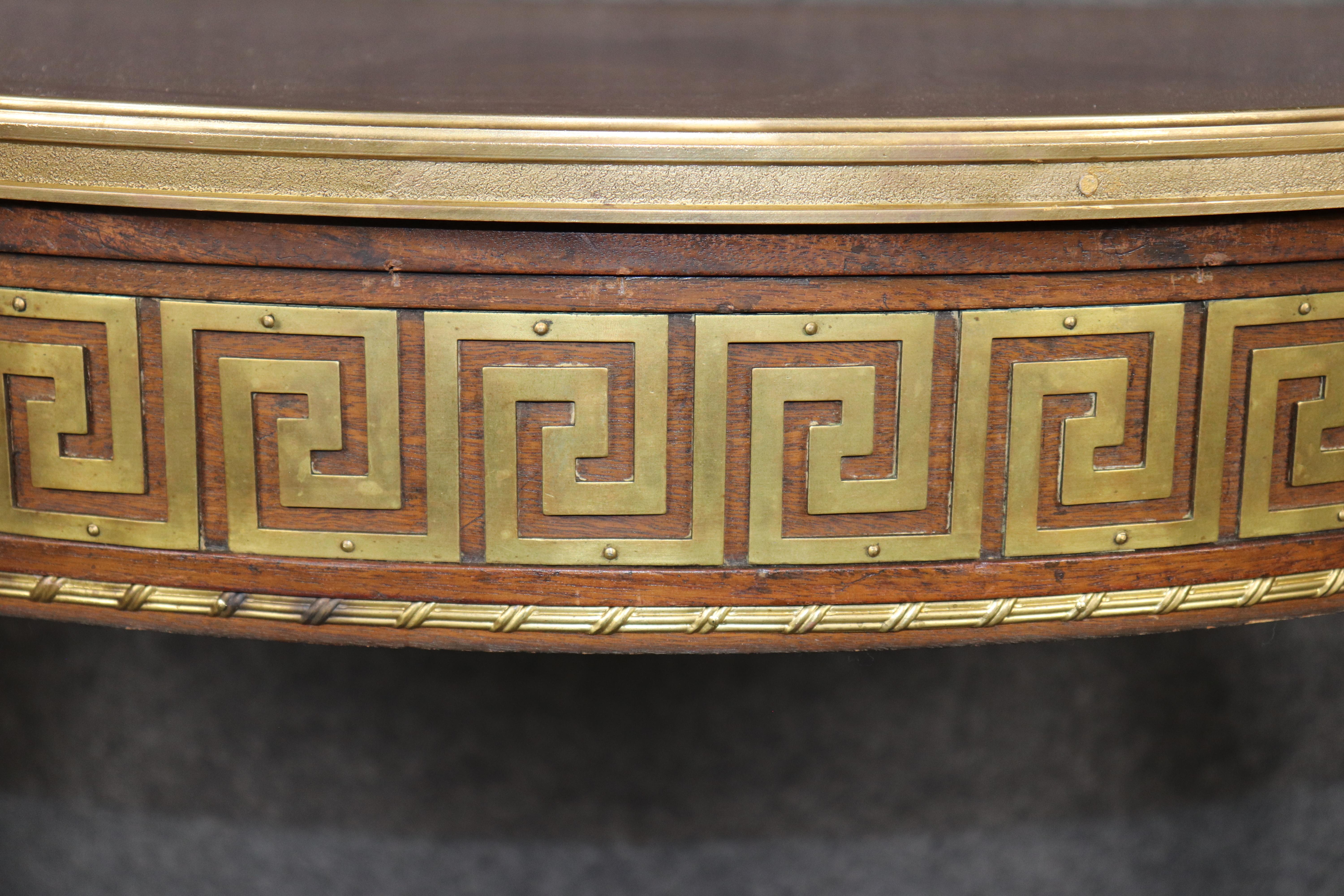 **Seltene Begleiter Paar Französisch Louis XVI Maison Jansen Stil Bronze montiert Demilune Konsolen, Circa 1900-1920**

Dieses elegante und **seltene Paar französischer Demilune-Konsolentische im Louis XVI-Stil** verkörpert die zeitlose Raffinesse