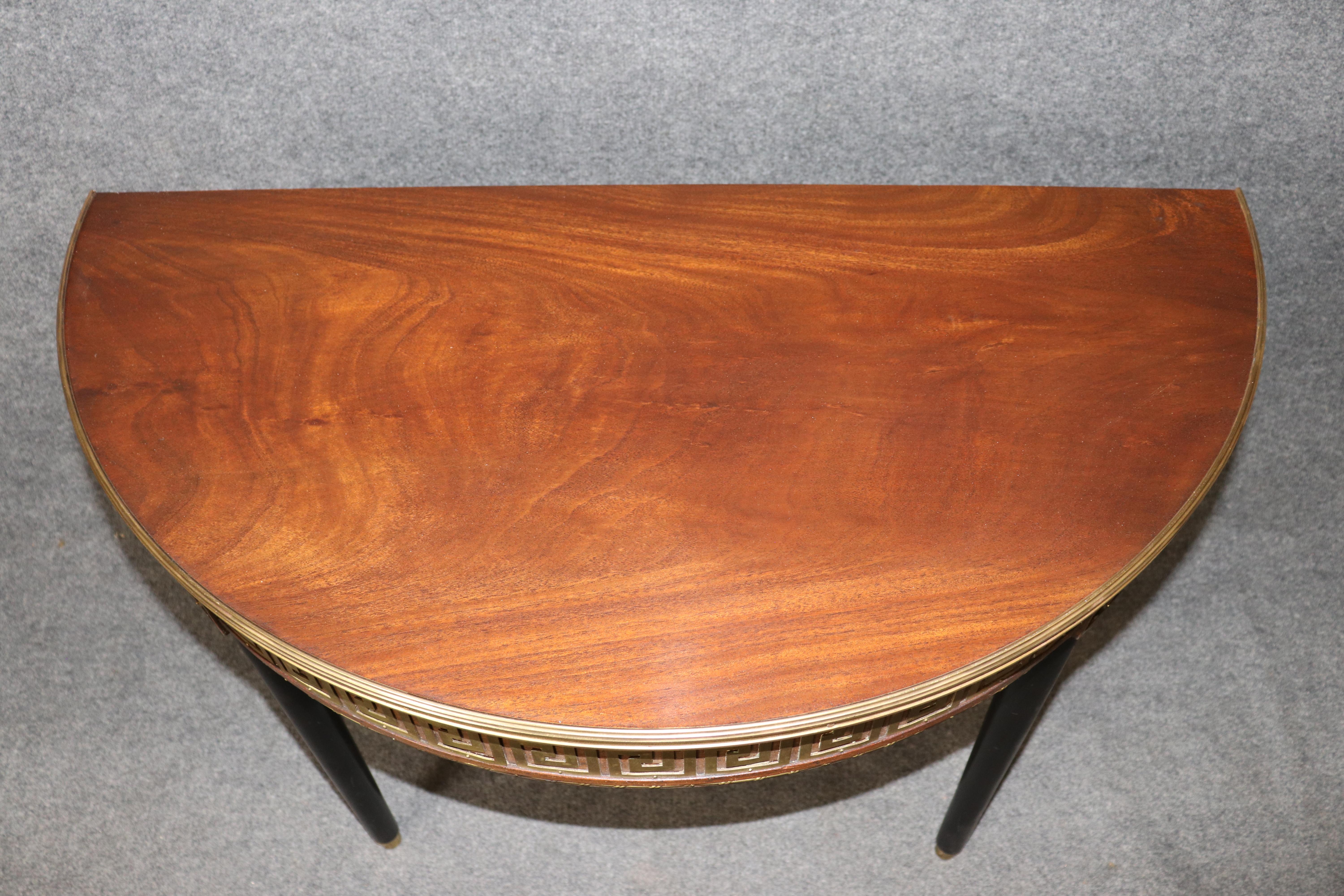 Paar seltene, in Bronze gefasste, ebonisierte Konsolentische mit griechischem Schlüssel, ähnlich einer Demilune (Louis XVI.) im Angebot