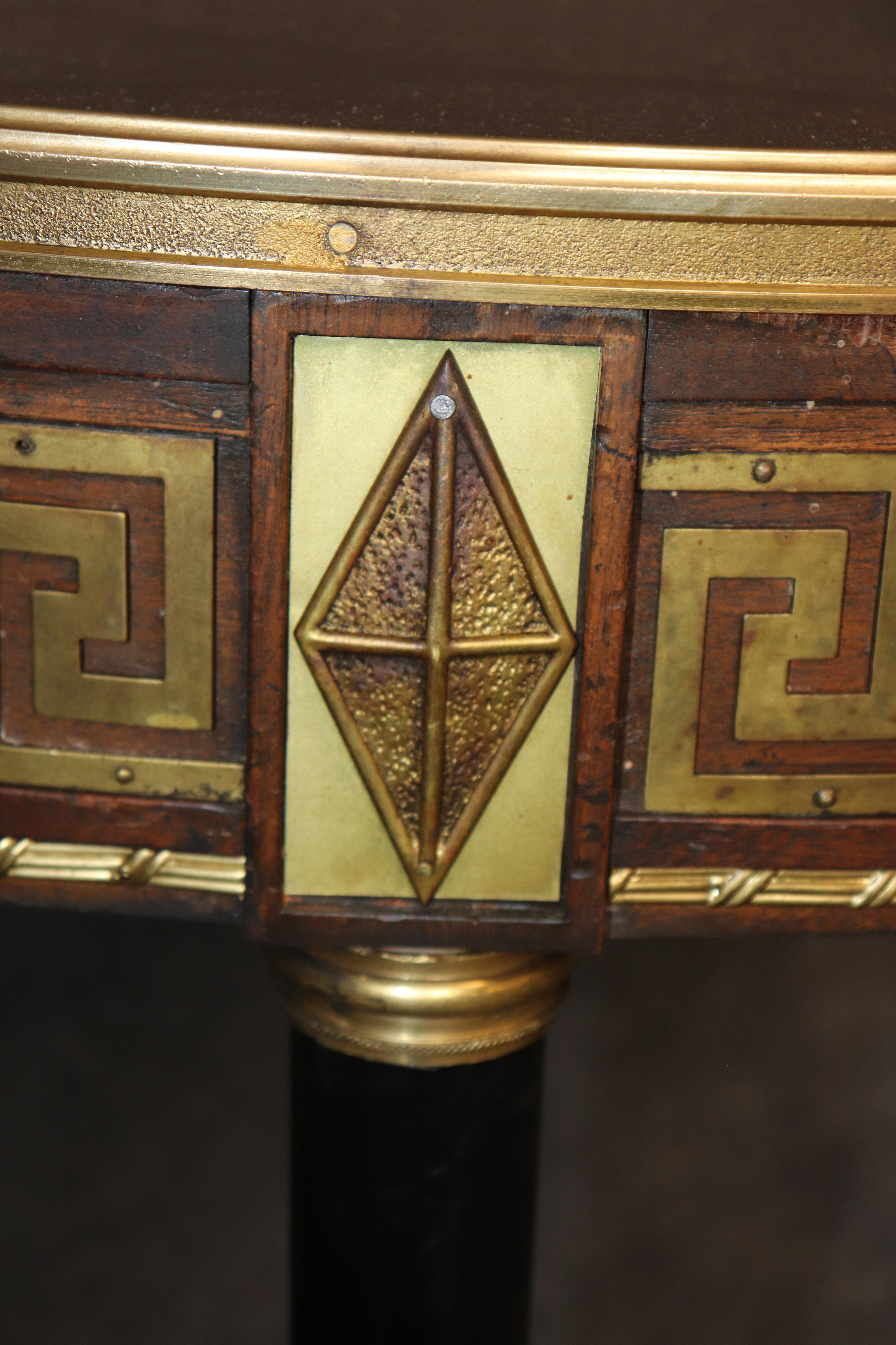 Paar seltene, in Bronze gefasste, ebonisierte Konsolentische mit griechischem Schlüssel, ähnlich einer Demilune (Französisch) im Angebot