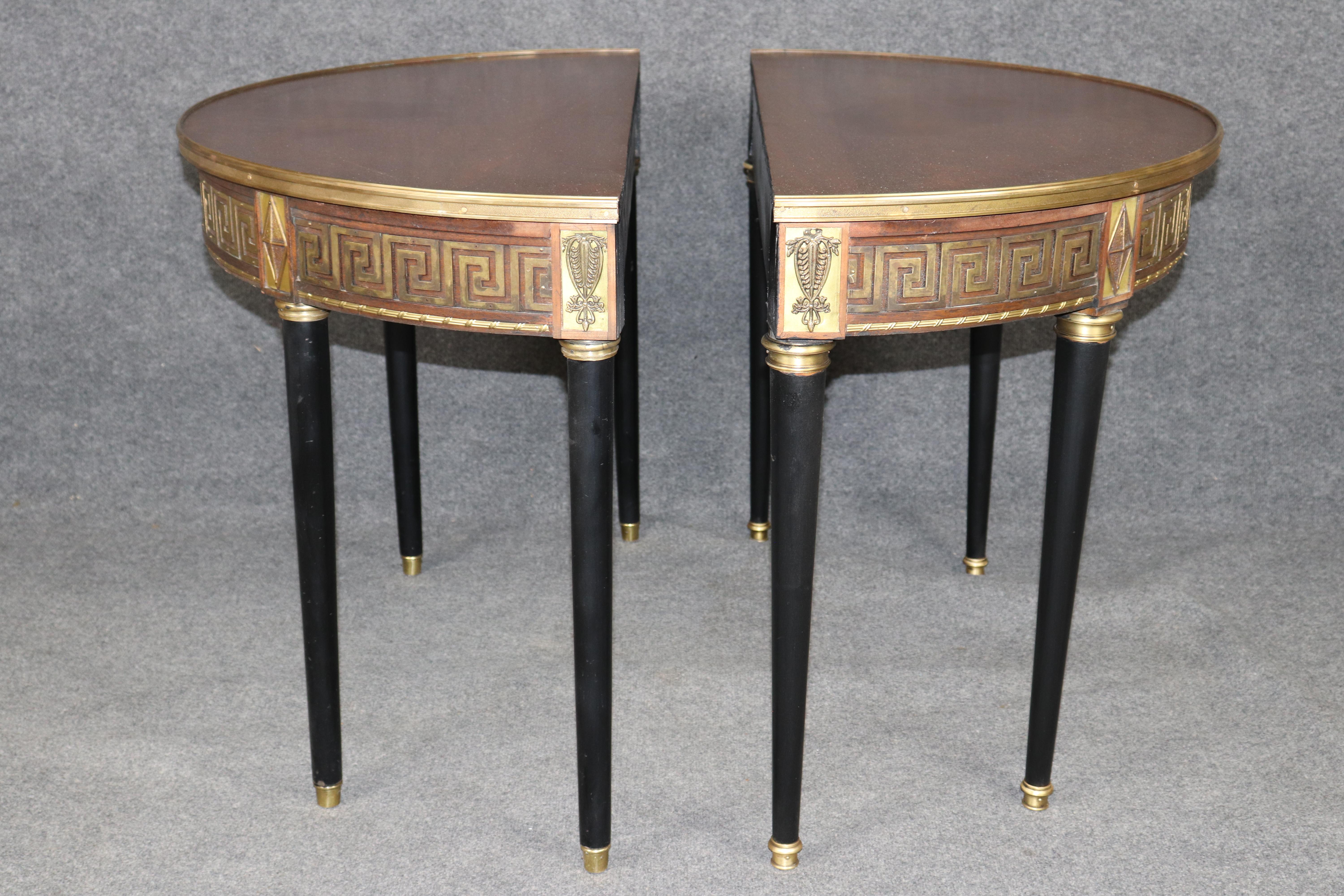 Paar seltene, in Bronze gefasste, ebonisierte Konsolentische mit griechischem Schlüssel, ähnlich einer Demilune im Zustand „Gut“ im Angebot in Swedesboro, NJ