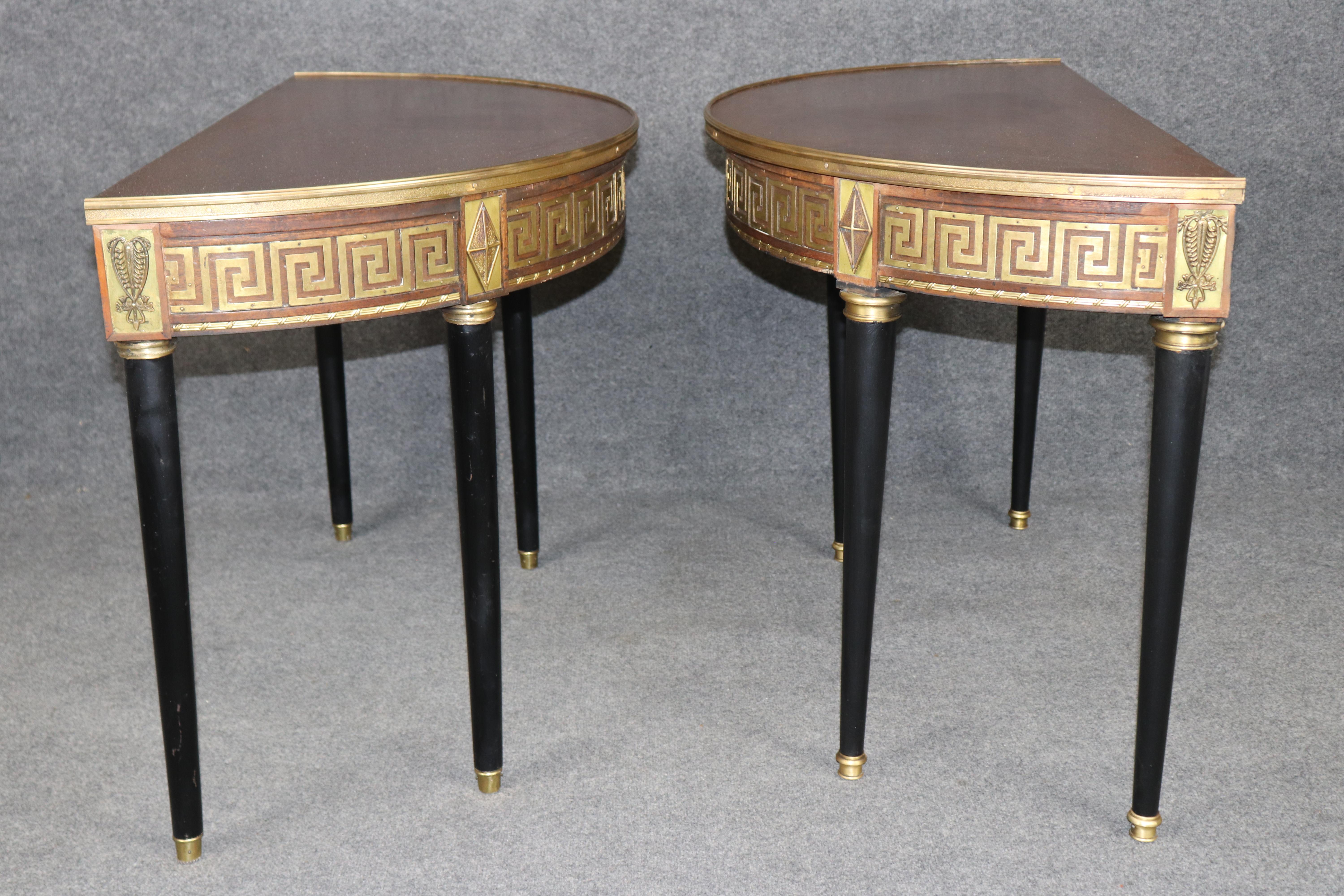 Paar seltene, in Bronze gefasste, ebonisierte Konsolentische mit griechischem Schlüssel, ähnlich einer Demilune (Frühes 20. Jahrhundert) im Angebot