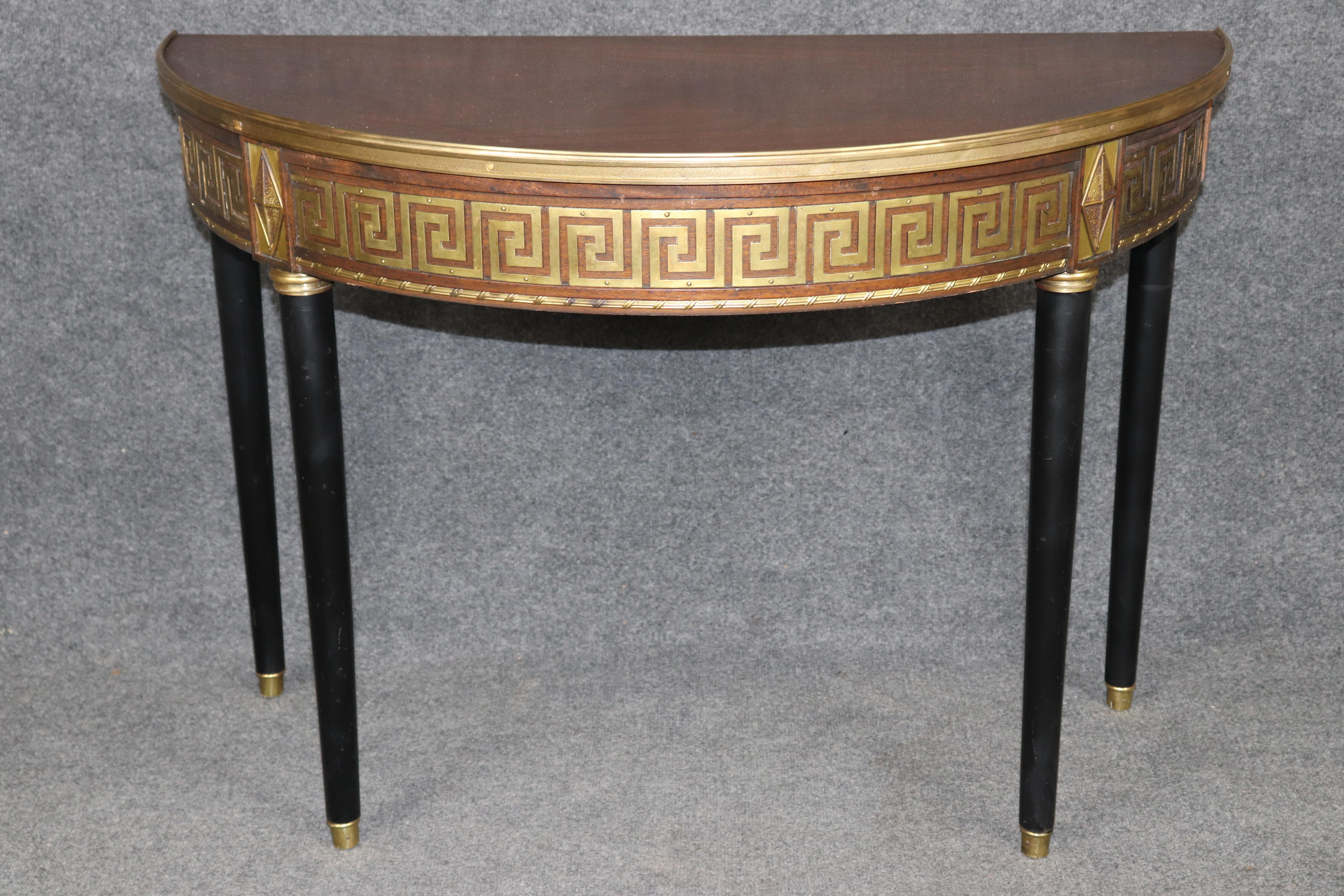 Paar seltene, in Bronze gefasste, ebonisierte Konsolentische mit griechischem Schlüssel, ähnlich einer Demilune im Angebot 1