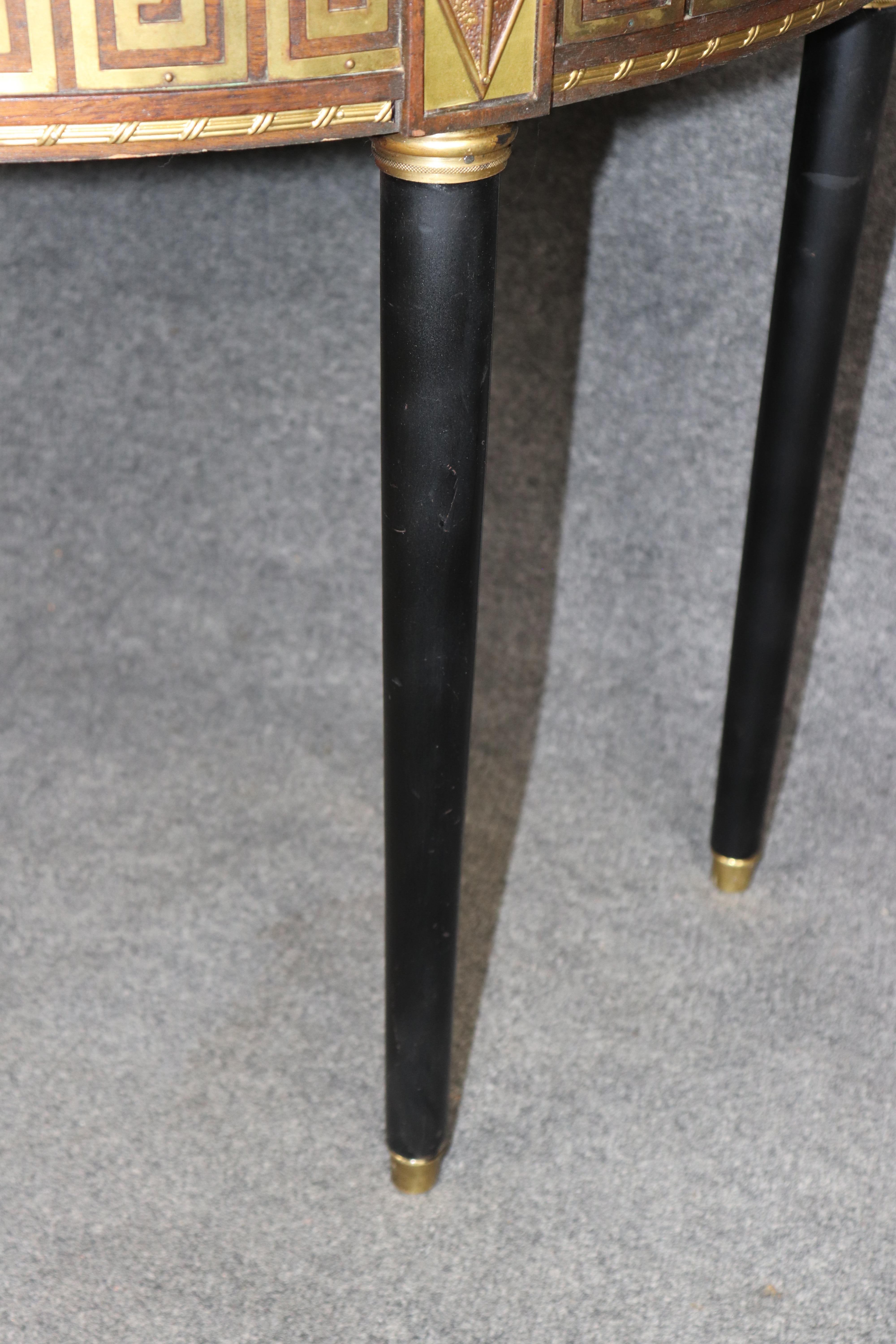 Paar seltene, in Bronze gefasste, ebonisierte Konsolentische mit griechischem Schlüssel, ähnlich einer Demilune im Angebot 2