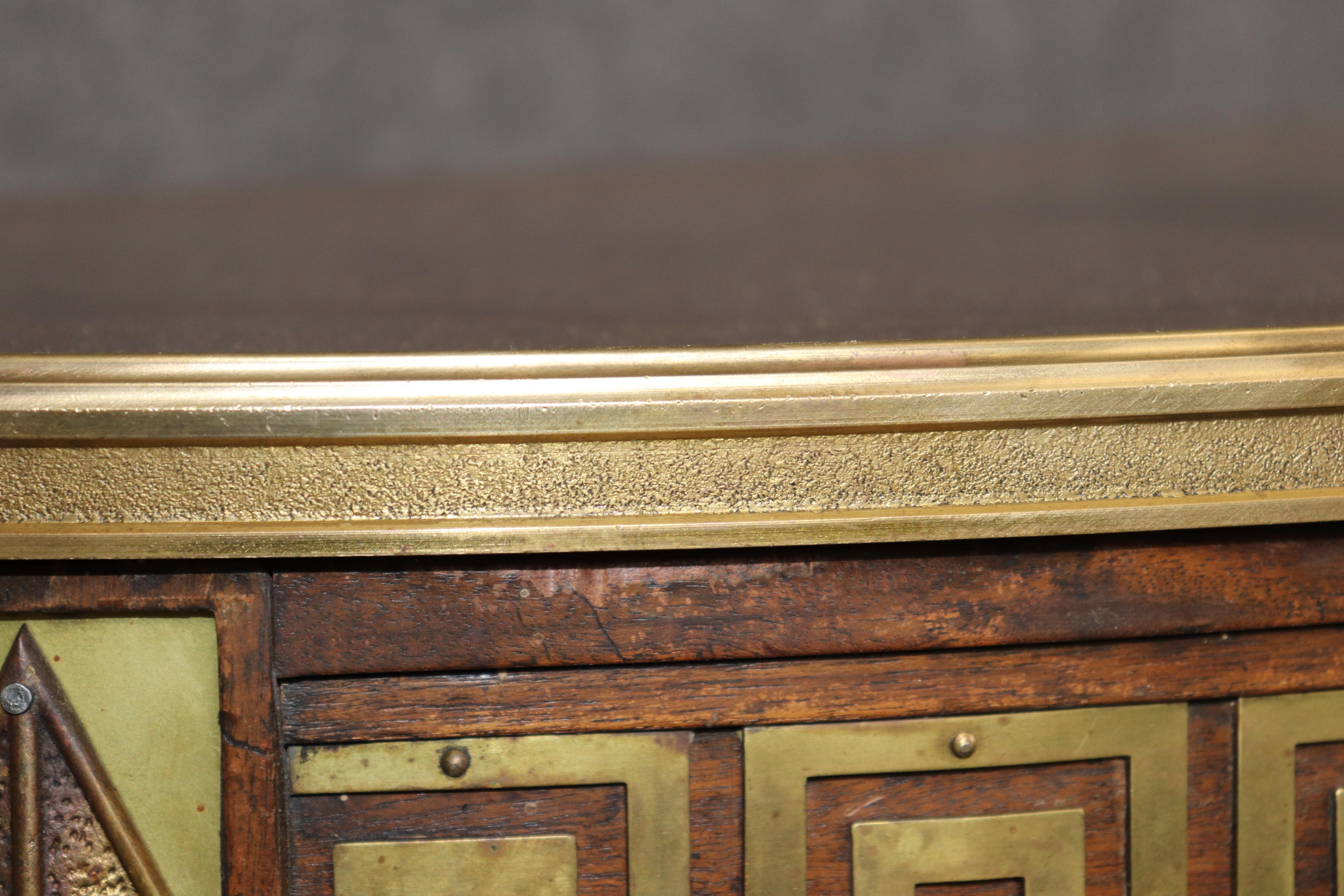 Paar seltene, in Bronze gefasste, ebonisierte Konsolentische mit griechischem Schlüssel, ähnlich einer Demilune im Angebot 3