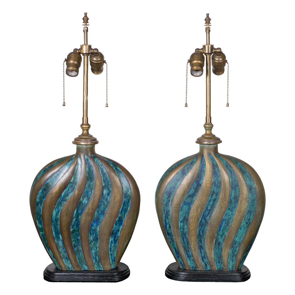 Zwei seltene Tischlampen aus Bronze auf Holzsockeln mit türkisfarbenem 