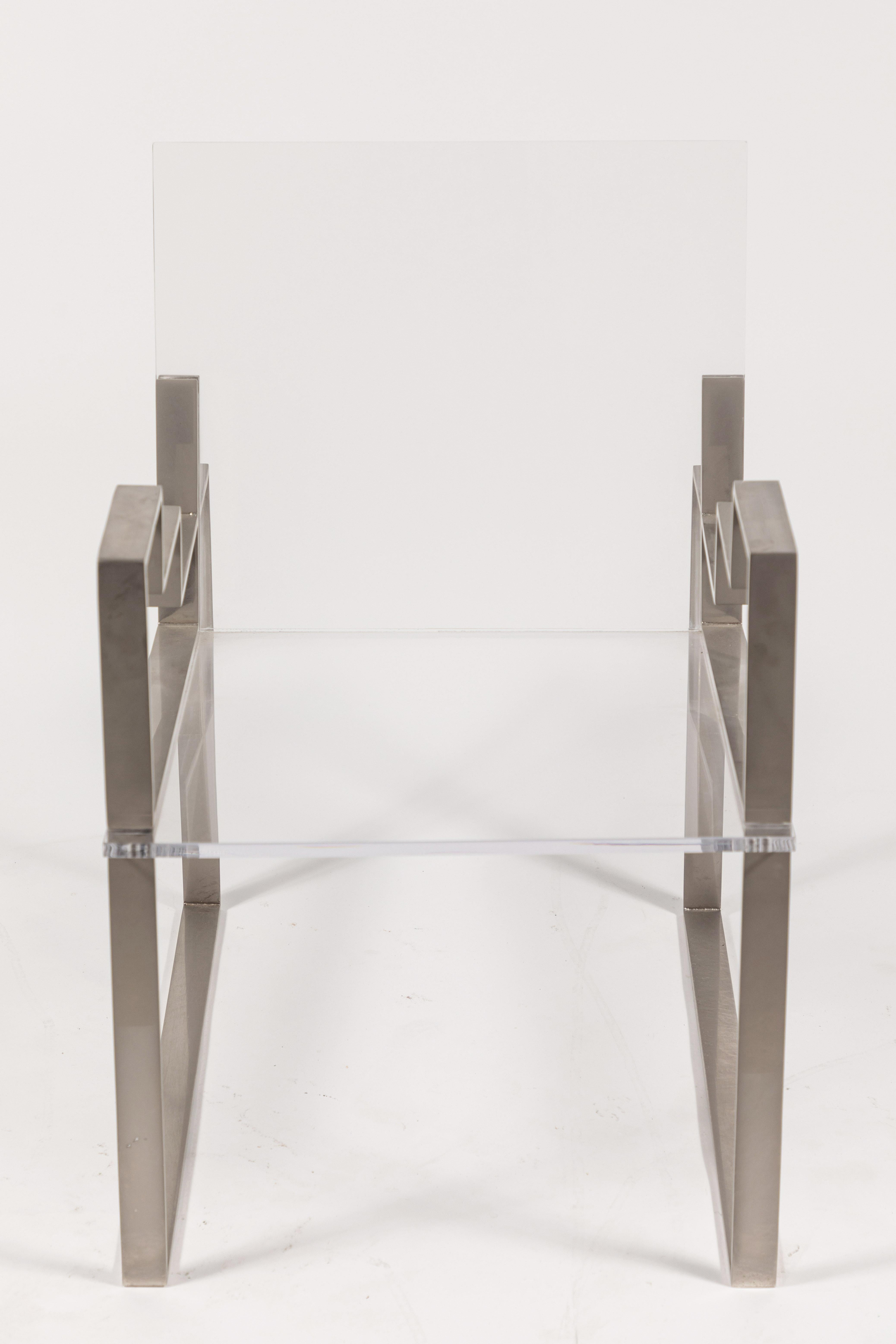 Paar seltene Sessel von Charles Hollis Jones aus poliertem Nickel.  Beide Stühle signiert von Charles Hollis Jones.  Die Sitzhöhe mit Kissen beträgt 21,5 Zoll.  Neu gepolstertes loses Kissen in einem cognacfarbenen Chenille-Stoff von Janet Yonaty.