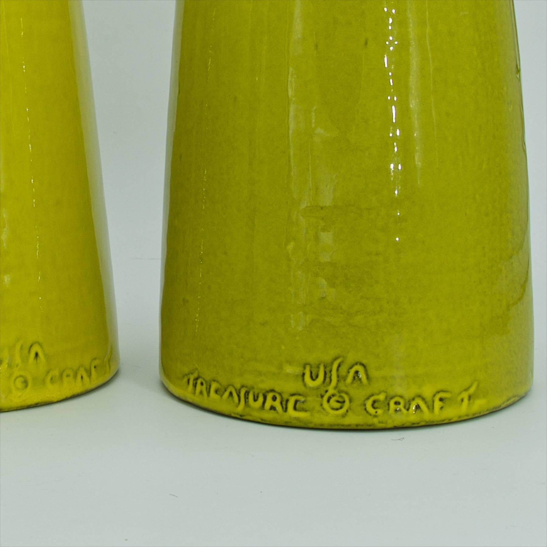 Céramique Paire de carafes rares du roi des échecs des années 1960 par Raul Coronel pour Treasure Craft USA