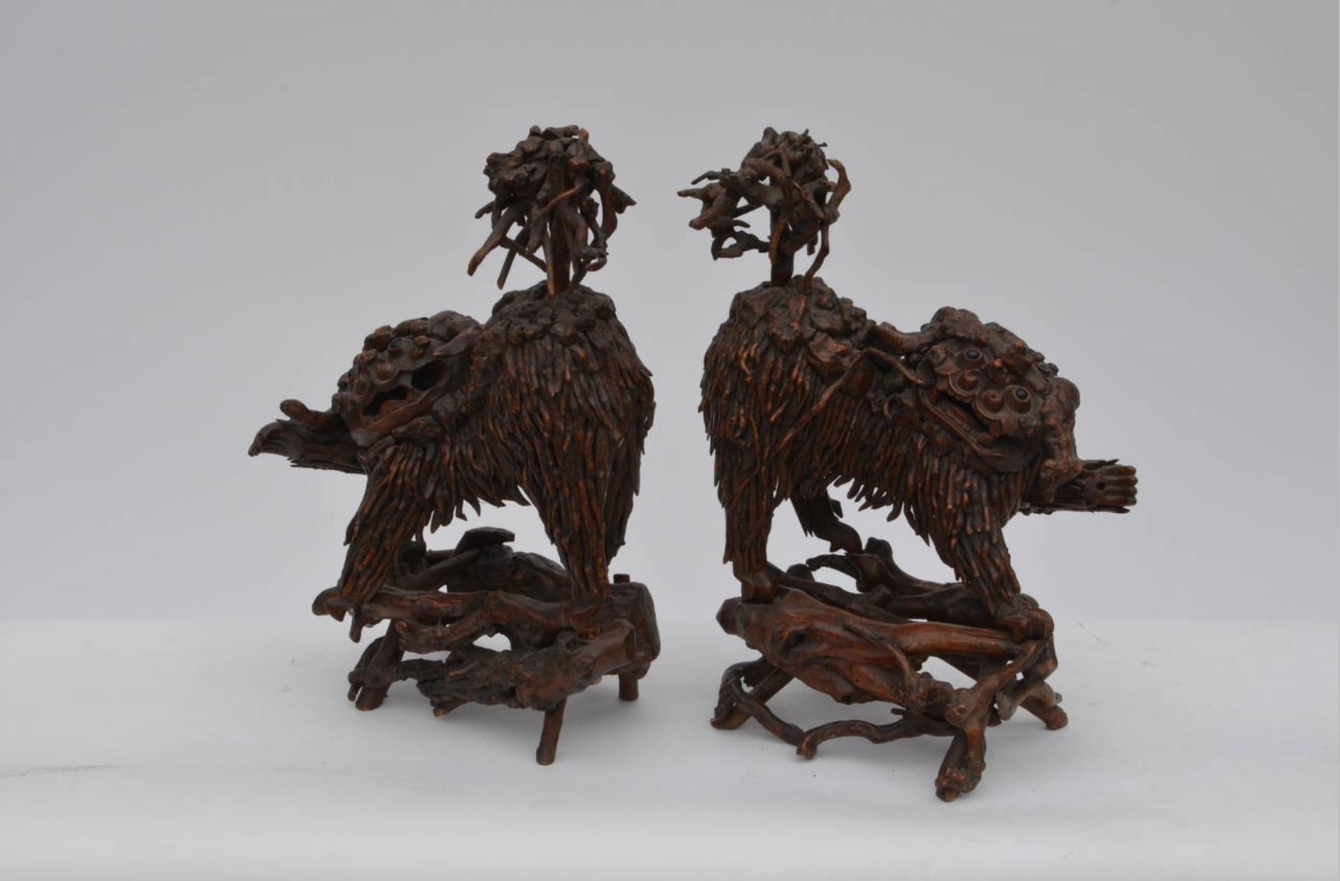 Chinoiseries Paire de chiens Foo chinois rares en bois sculpté en vente